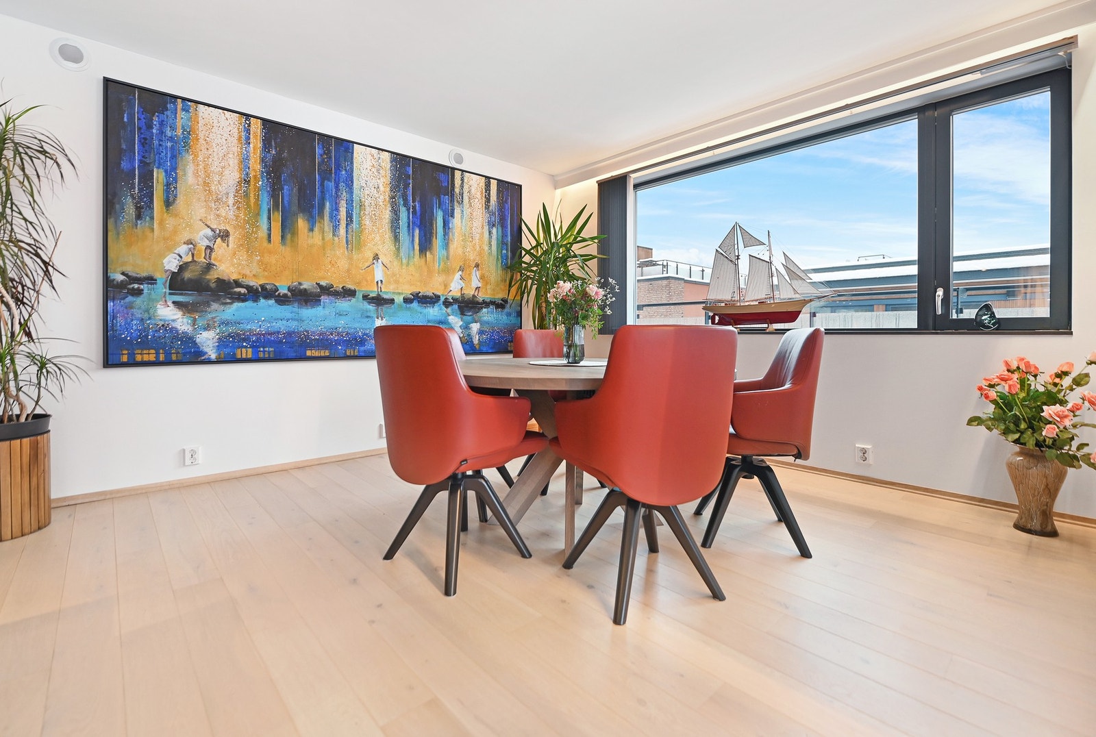 Stuen har en rektangulær utforming med god plass til sofagruppe, og i den tilstøtende delen mot kjøkkenet er det naturlig plass for spisebord. Galleribilde