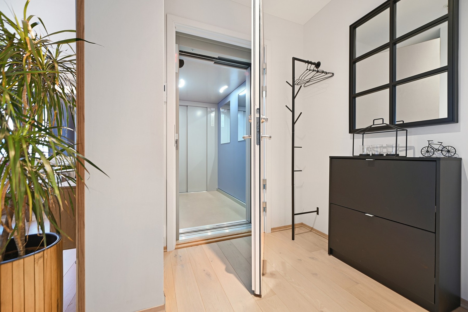 Heisen tar deg direkte opp i leiligheten - en diskret og komfortabel løsning som gir en tydelig følelse av privatliv og eksklusivitet. Galleribilde