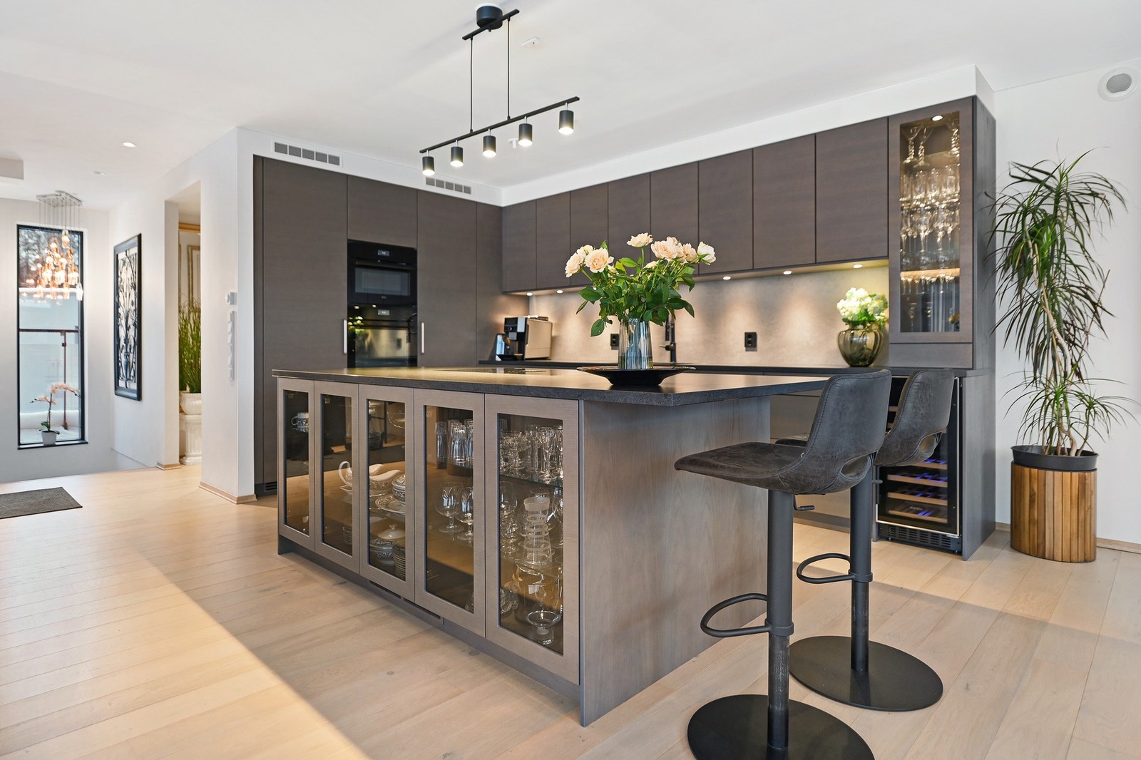 Innredningen er fra Drømmekjøkkenet i beiset eik med høy standard. Kjøkkenet har slette fronter og benkeplater i komposittstein. Integrert komfyr, kombiovn (kombinert mikrobølgeovn og komfyr) i praktisk arbeidshøyde), platetopp fra Bora, kjøleskap, fryses Galleribilde