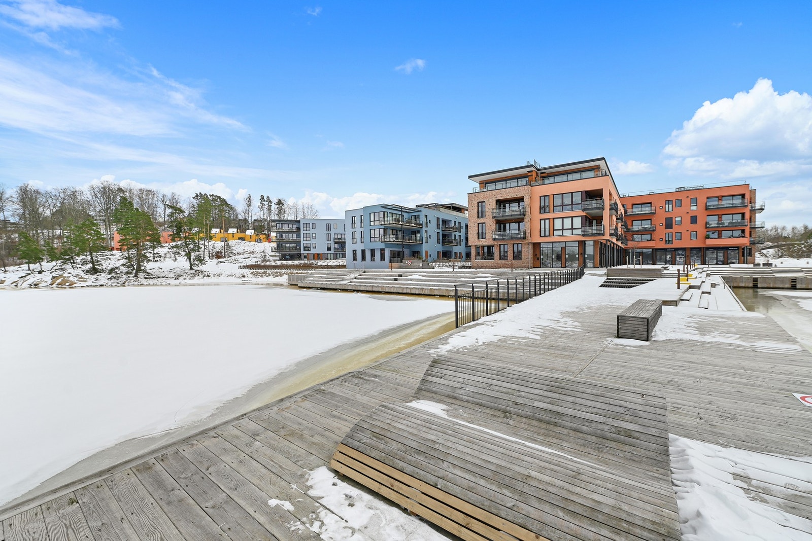 Sjøhagen Brygge ligger i et stille og landlig område, samtidig som det er kort vei til alt du trenger i hverdagen Galleribilde