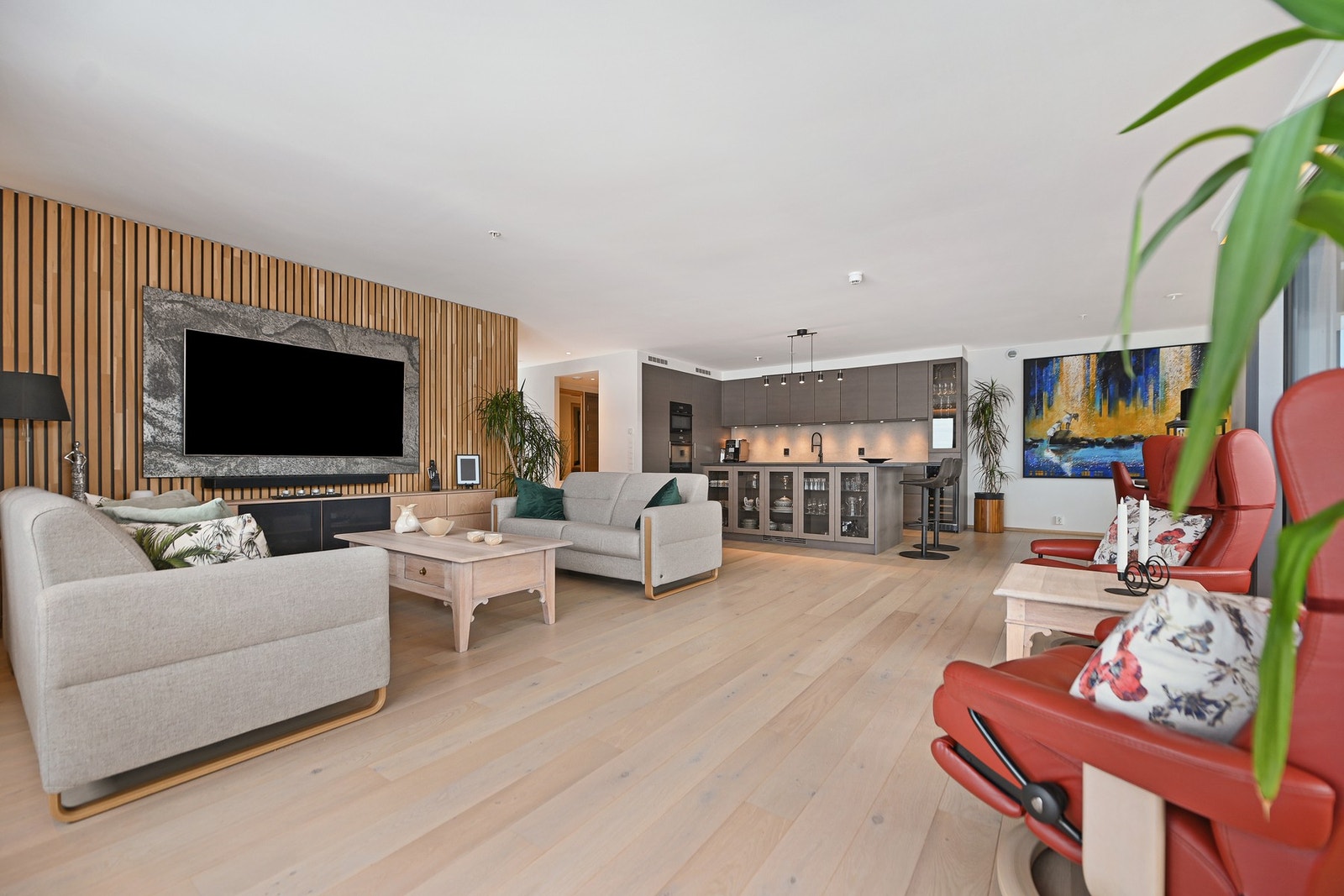 Boligen fremstår stilren og helhetlig, med nøye utvalgte materialer som gir et rolig og moderne uttrykk. Her er det de rene linjene som får spille hovedrollen. Galleribilde