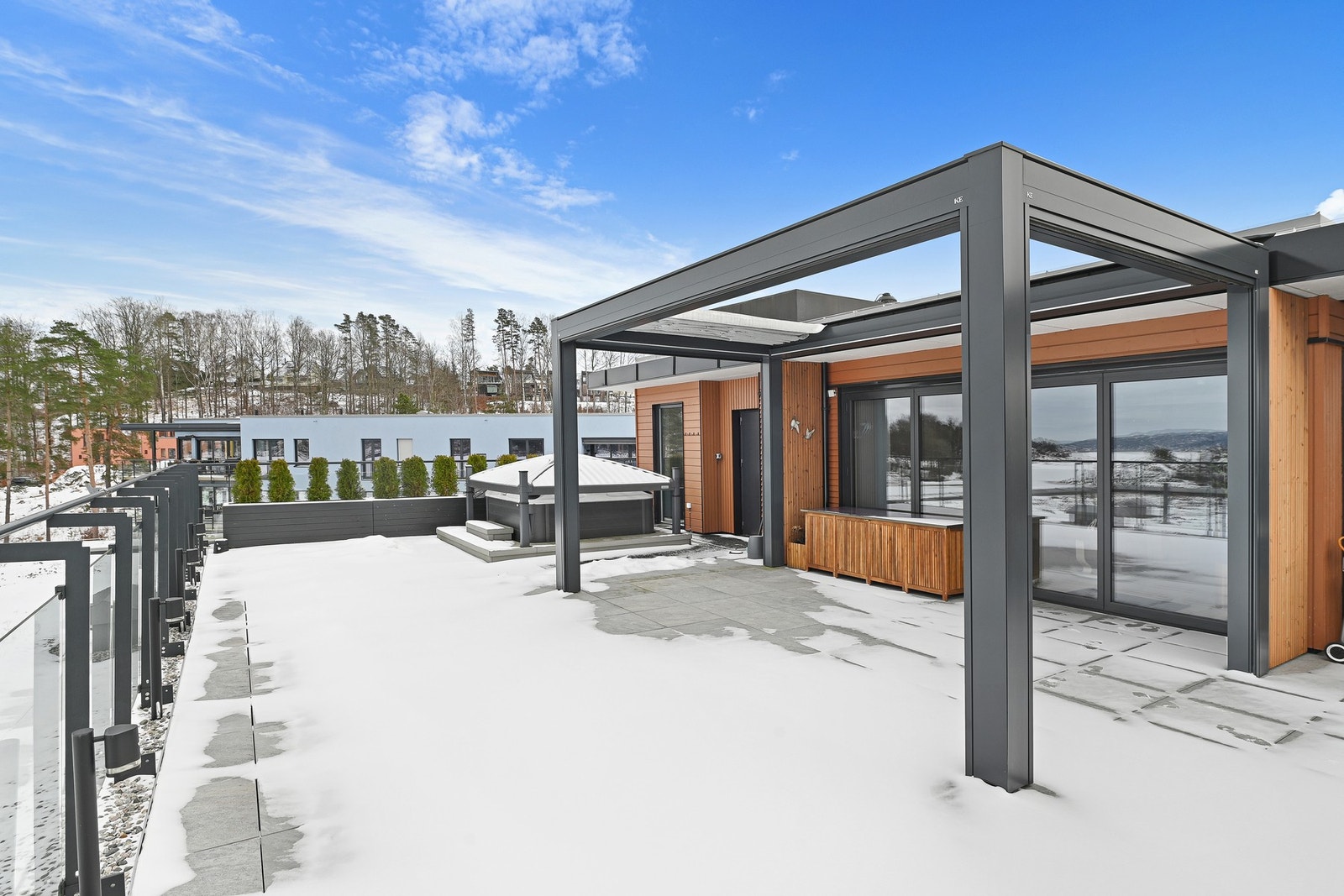 Pergolaen har en fleksibel og gjennomtenkt løsning, der alle vegger kan heves eller senkes, og skaper et skjermet og komfortabelt uterom tilpasset vær og vind. Galleribilde