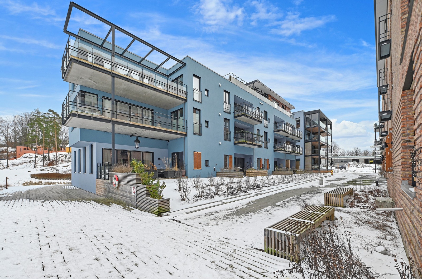 Samtidig bor du kun 400 meter fra Kambo stasjon. Den nye, dobbeltsporede jernbanen tar deg til Oslo S på bare 35 minutter - raskere enn mange innenfor selve bygrensen. Galleribilde