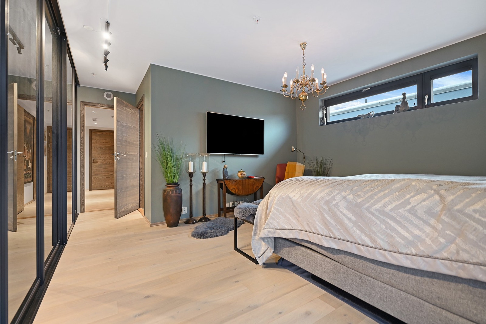 Hovedsoverommet stor skyvedørsgarderobe med god plass til det du trenger av klær, vesker og sko. Galleribilde