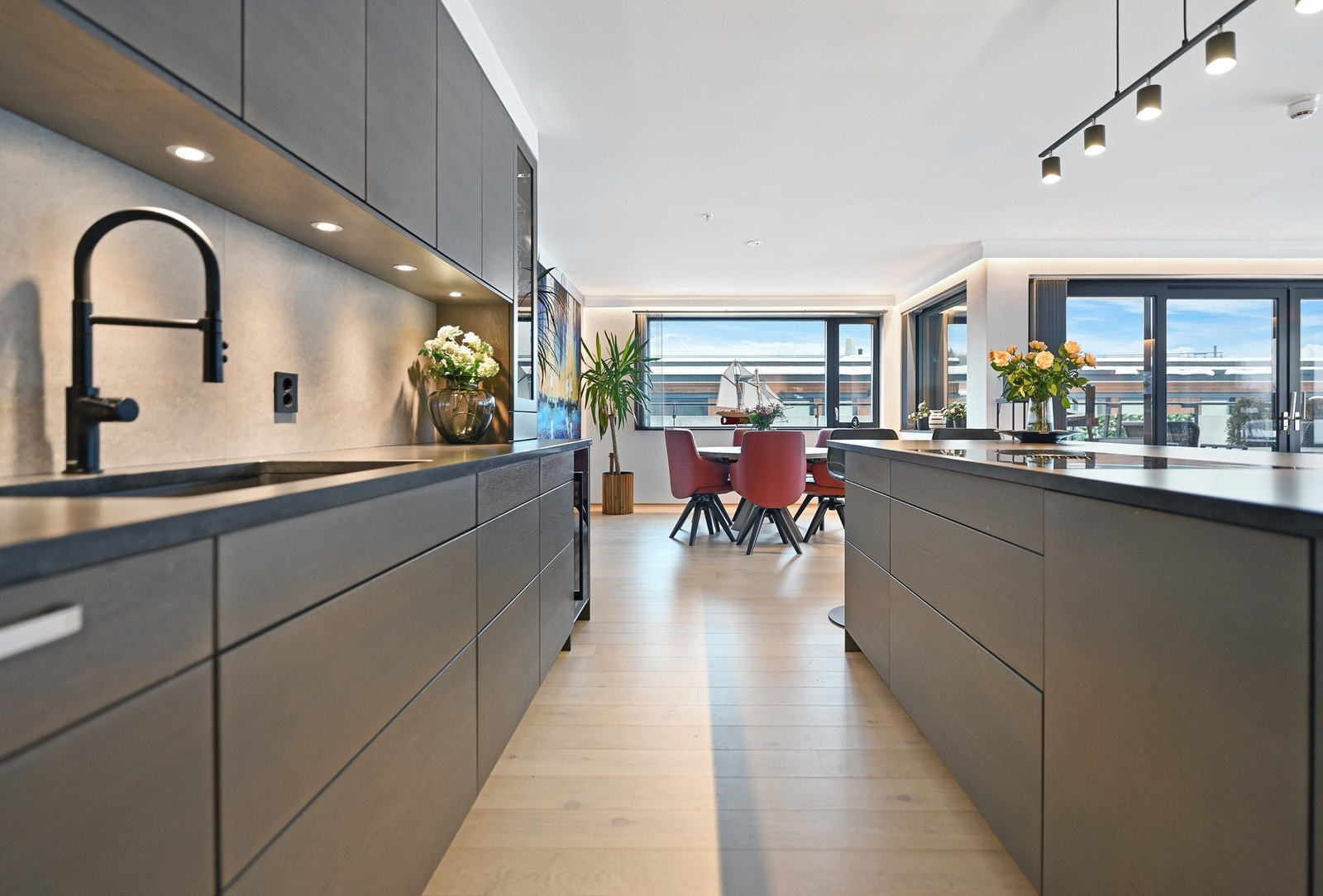 Mot kjøkkensiden er det store skuffer som rommer diverse kjøkkenutstyr. Galleribilde