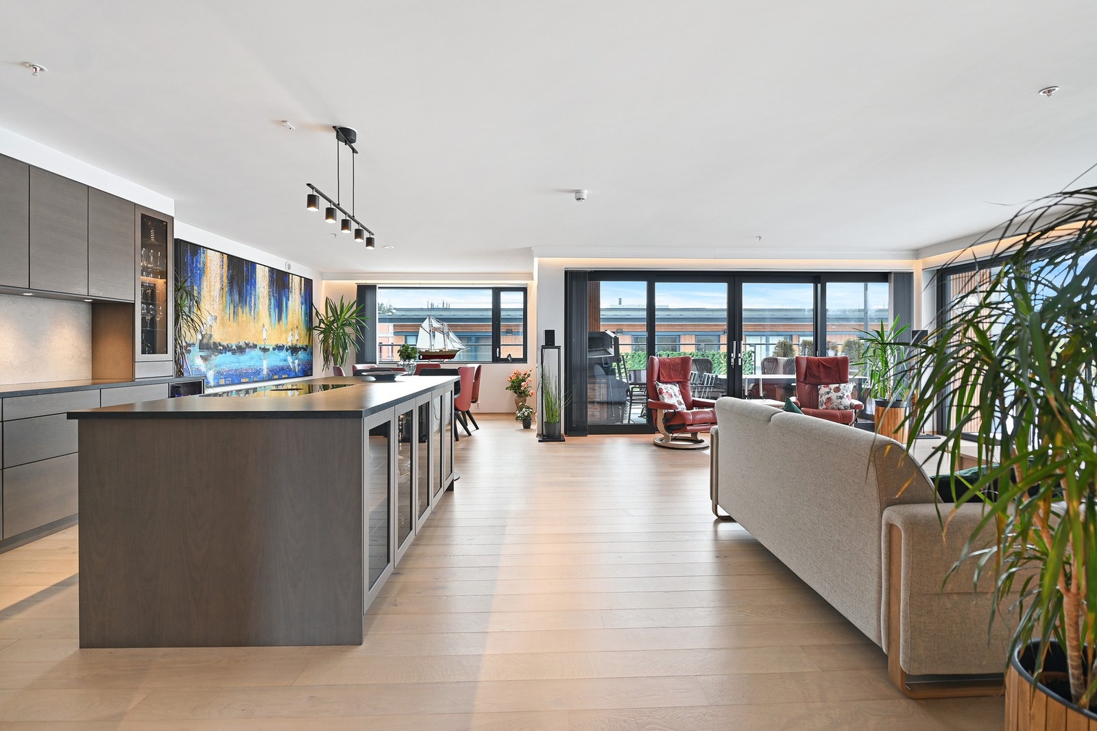 Leiligheten holder en gjennomgående høy standard og er betydelig oppgradert av nåværende eier. Galleribilde