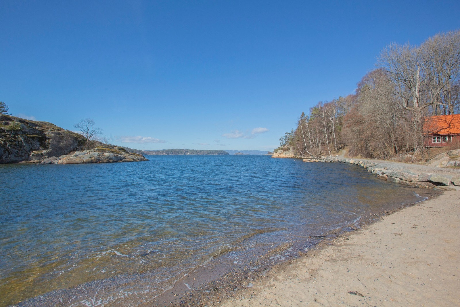 Kyststien går gjennom friområdet foran Sjøhagen Brygge og gir deg direkte tilgang til noe av Østfolds vakreste turterreng. Galleribilde