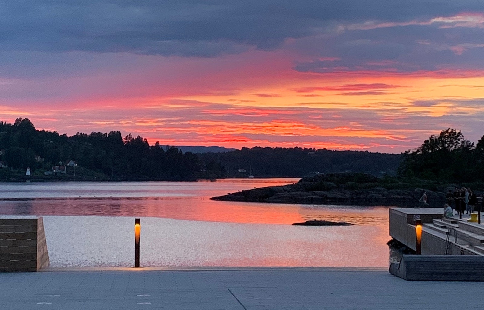 Enten du liker å seile, bade, padle eller bare nyte solnedgangen - her ligger alt til rette for å leve nær sjøen. Galleribilde