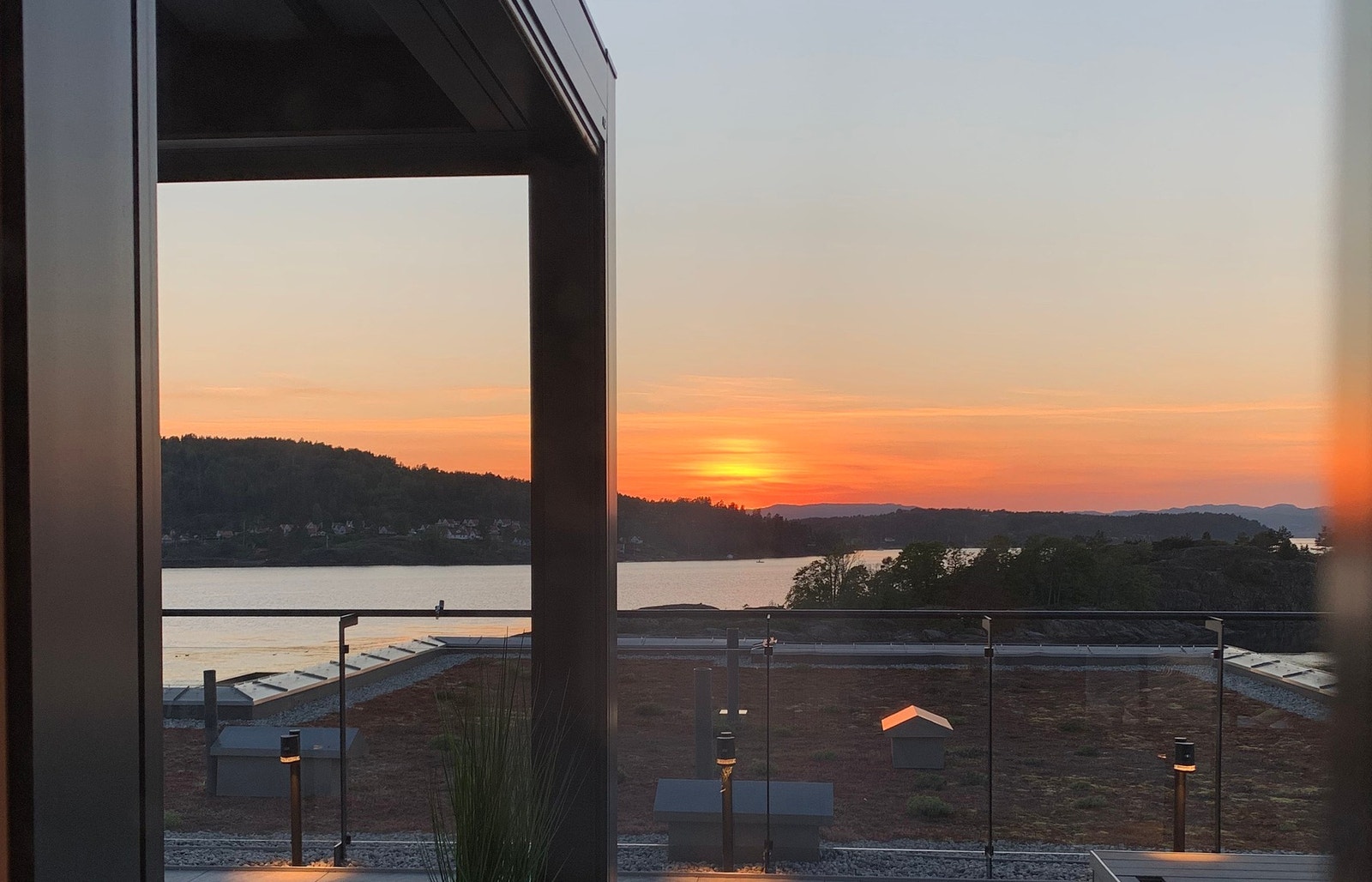 Fra uteplassen er det flott utsikt mot Mossesundet, med yrende fugleliv, skip og fritidsbåter. Galleribilde