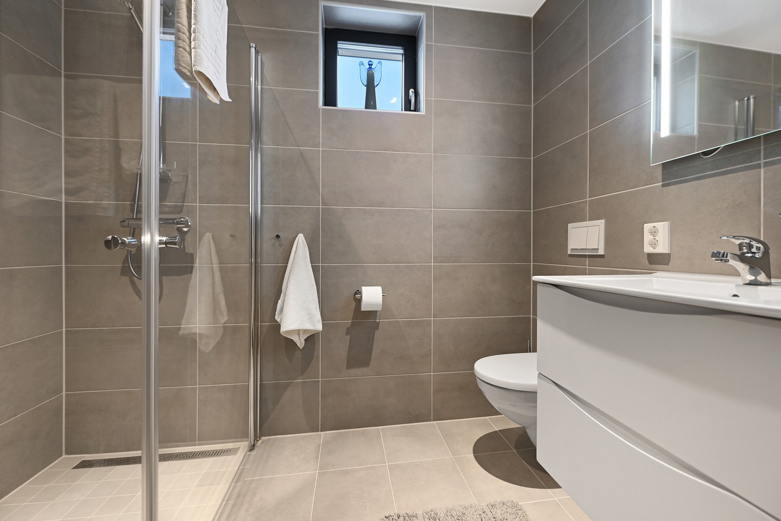 Leiligheten har to delikate bad. Innredningene er holdt i lyse og tidsriktige løsninger, gulvet er belagt med fliser og gulvvarme som gir behagelig, barfotvennlig varme. Galleribilde