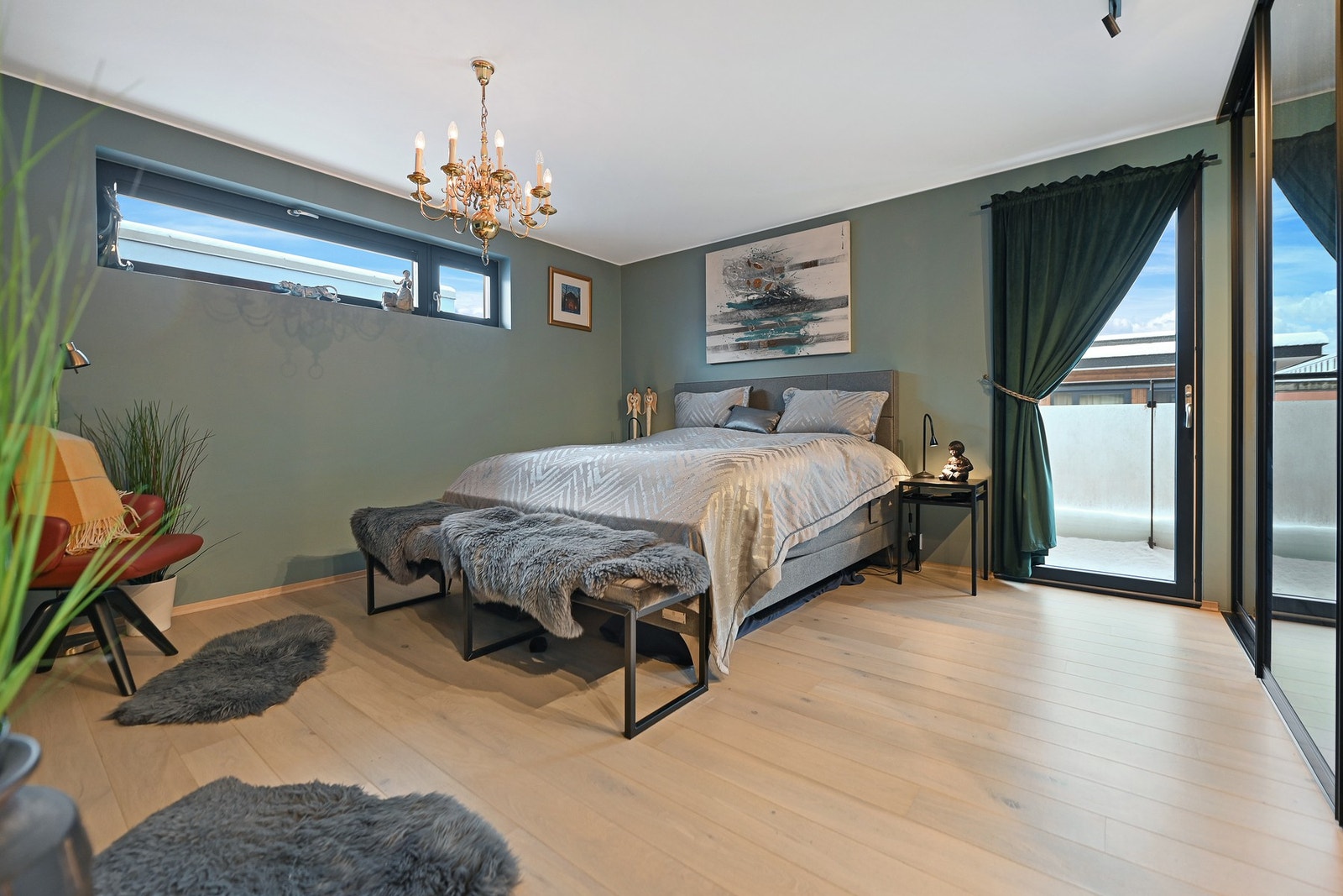 Master bedroom med tilgang til eget bad. Galleribilde