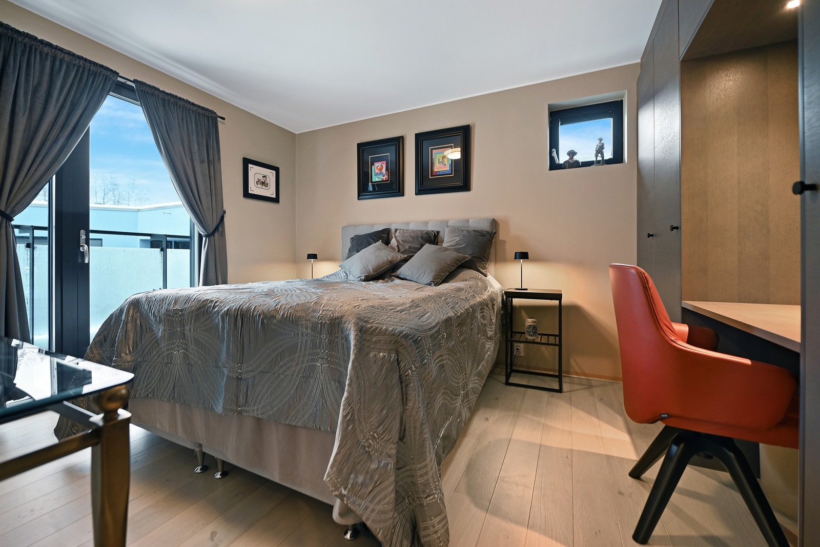 Begge soverommene er luftig med god plass til både dobbeltseng og garderobeskap. Det er plassbygd garderobeløsning på dette soverommet. Galleribilde