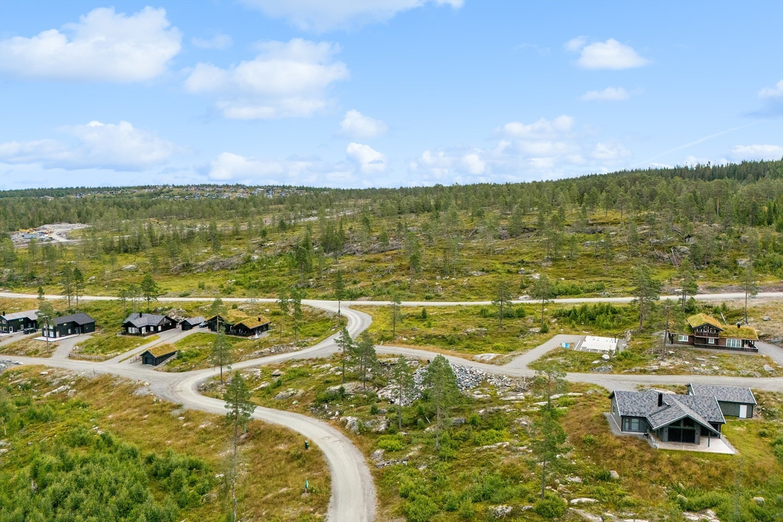 Eiendommen ligger fint til i terrenget på et nesten ferdig utbygd hyttefelt! Galleribilde