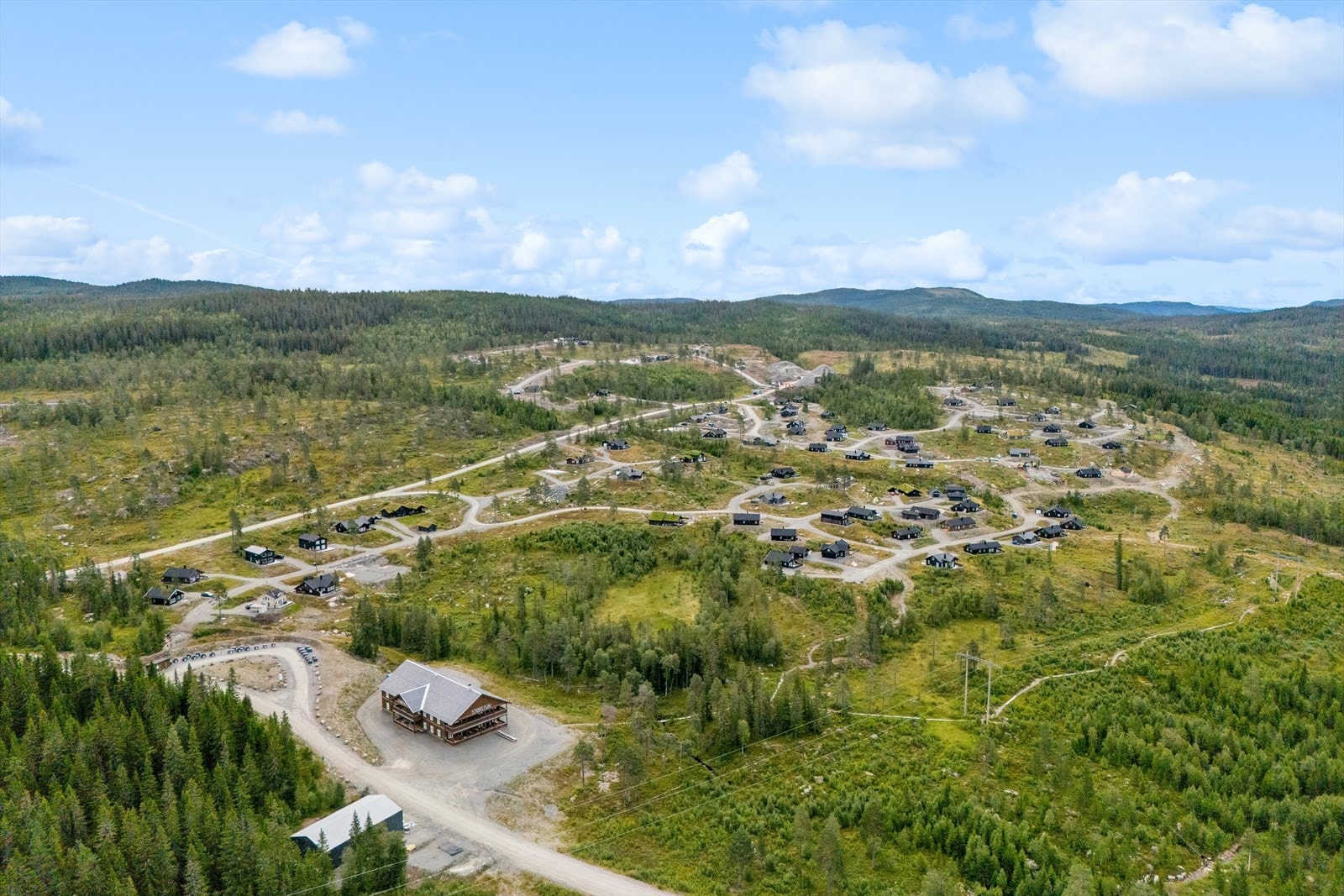 Veletablert hytteområde, på vinterhalvåret kan du spenne på deg skia rett utenfor hyttedøra! Galleribilde