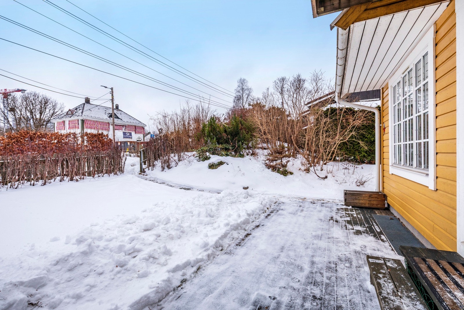 Fra stuen er det utgang til hage. Galleribilde