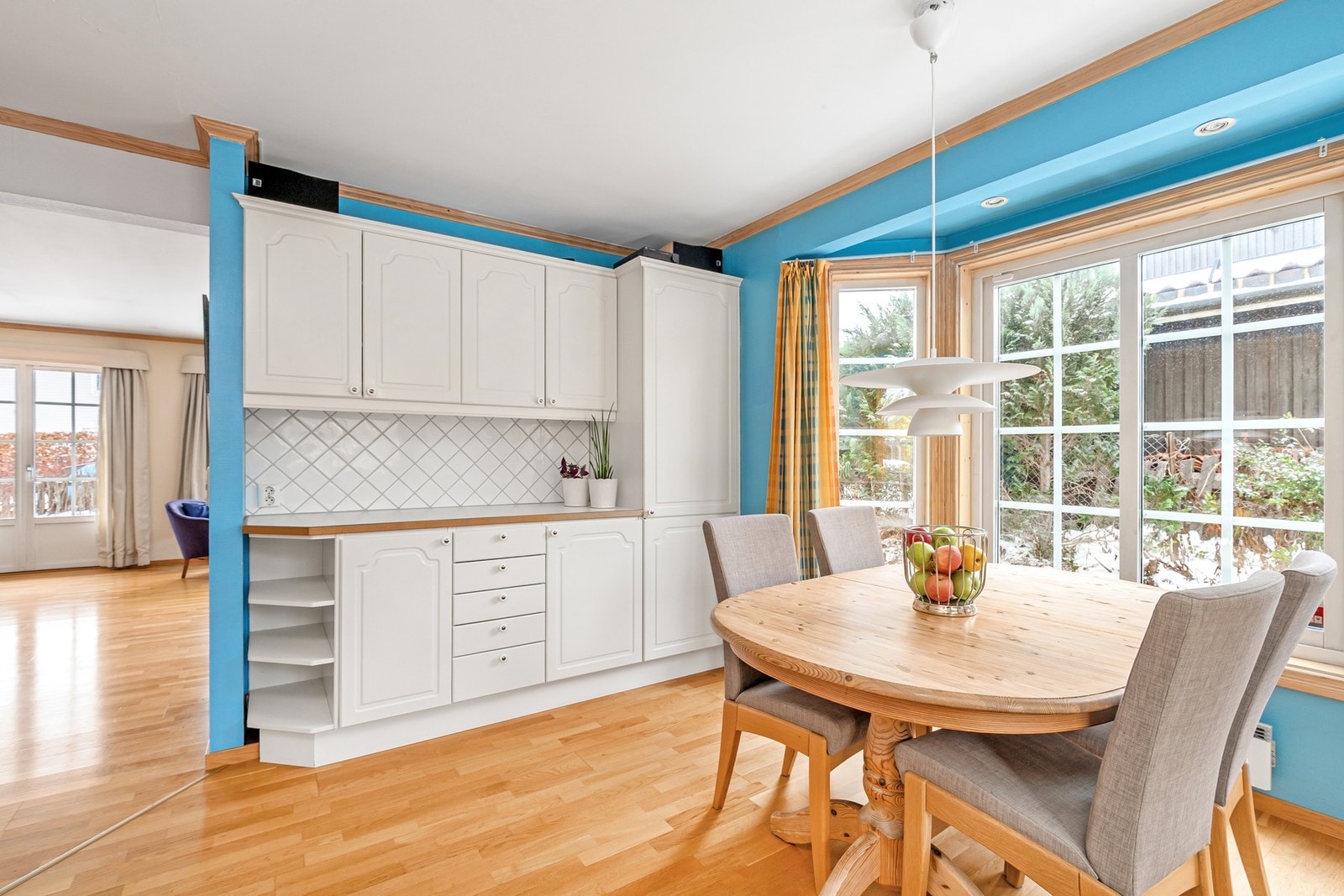 Hyggelig spiseplass på kjøkken. Galleribilde