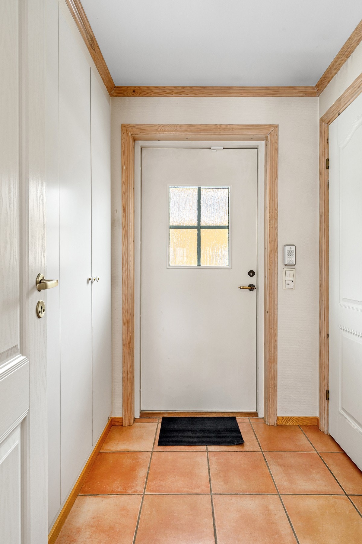 Flislagt entré med varmekabler og garderobeskap. Galleribilde