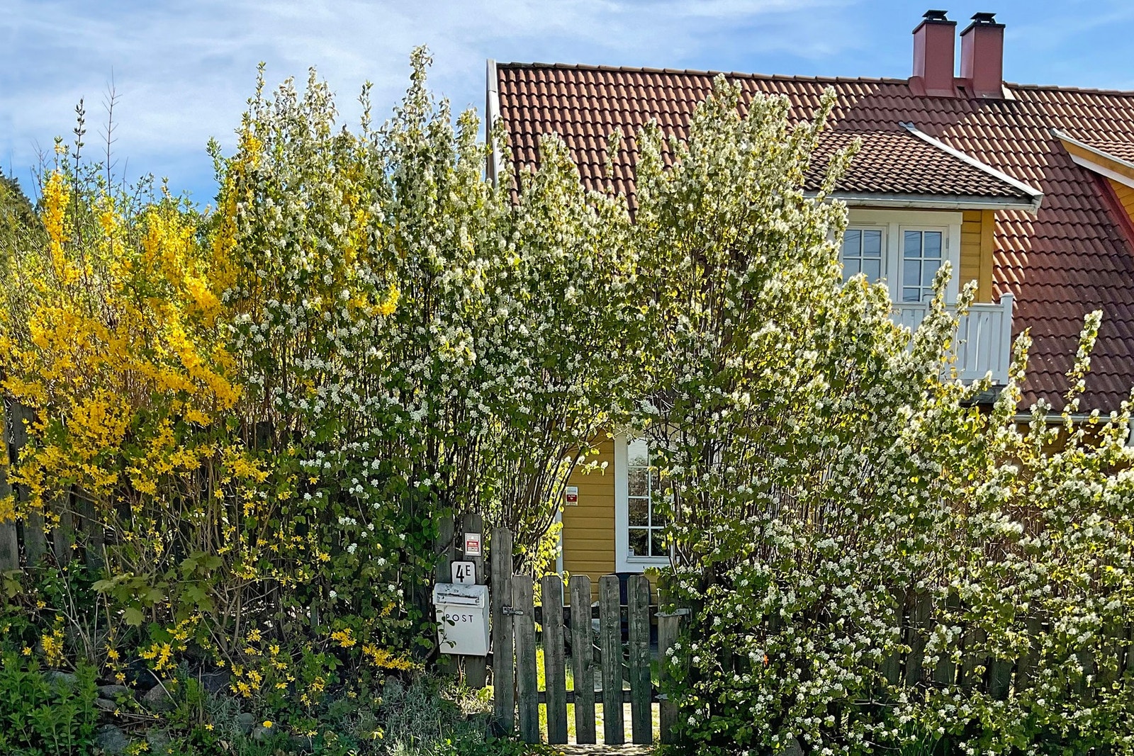 Det er port mot veien. Selgers bilde. Galleribilde