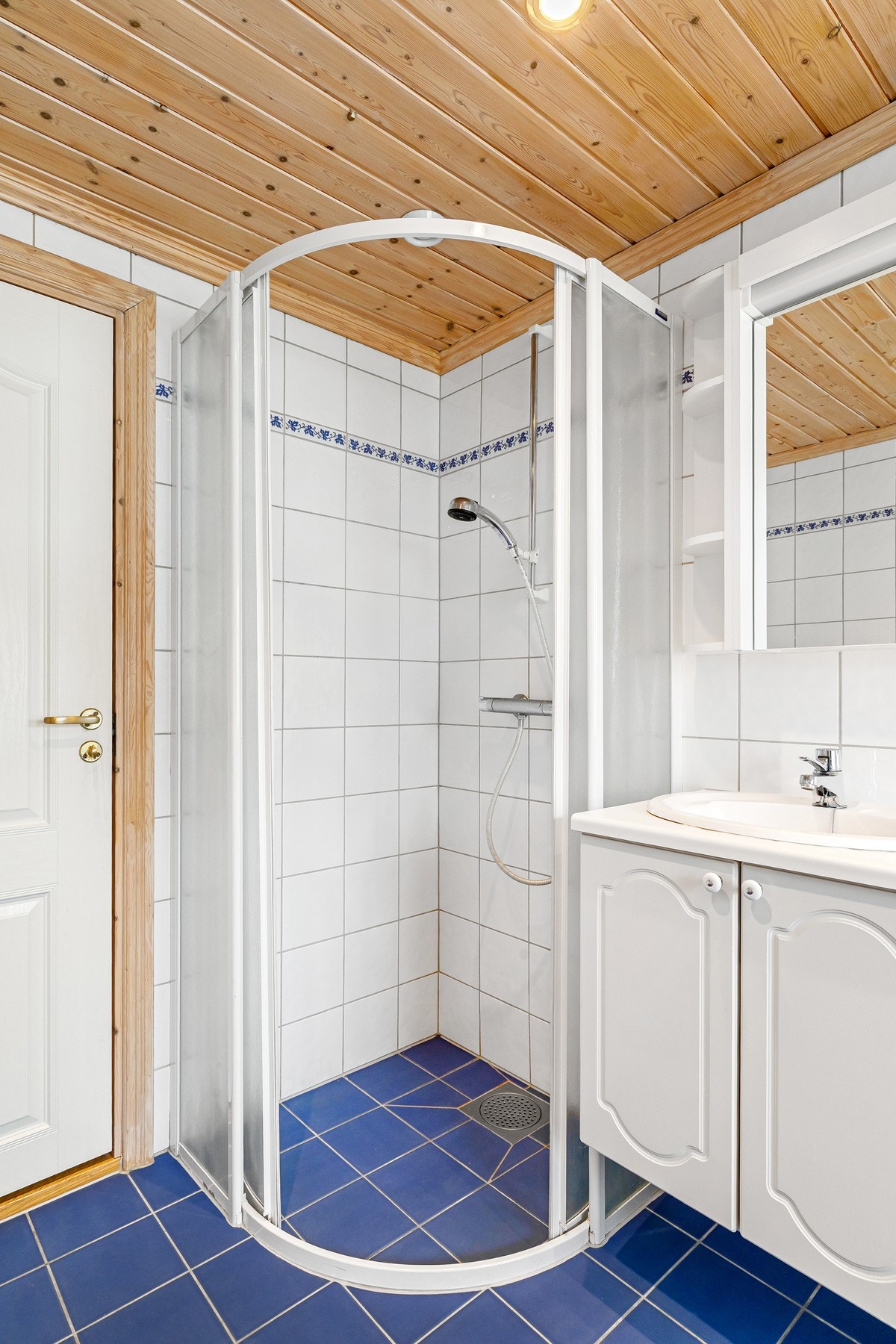 Badet har både badekar og dusj. Galleribilde