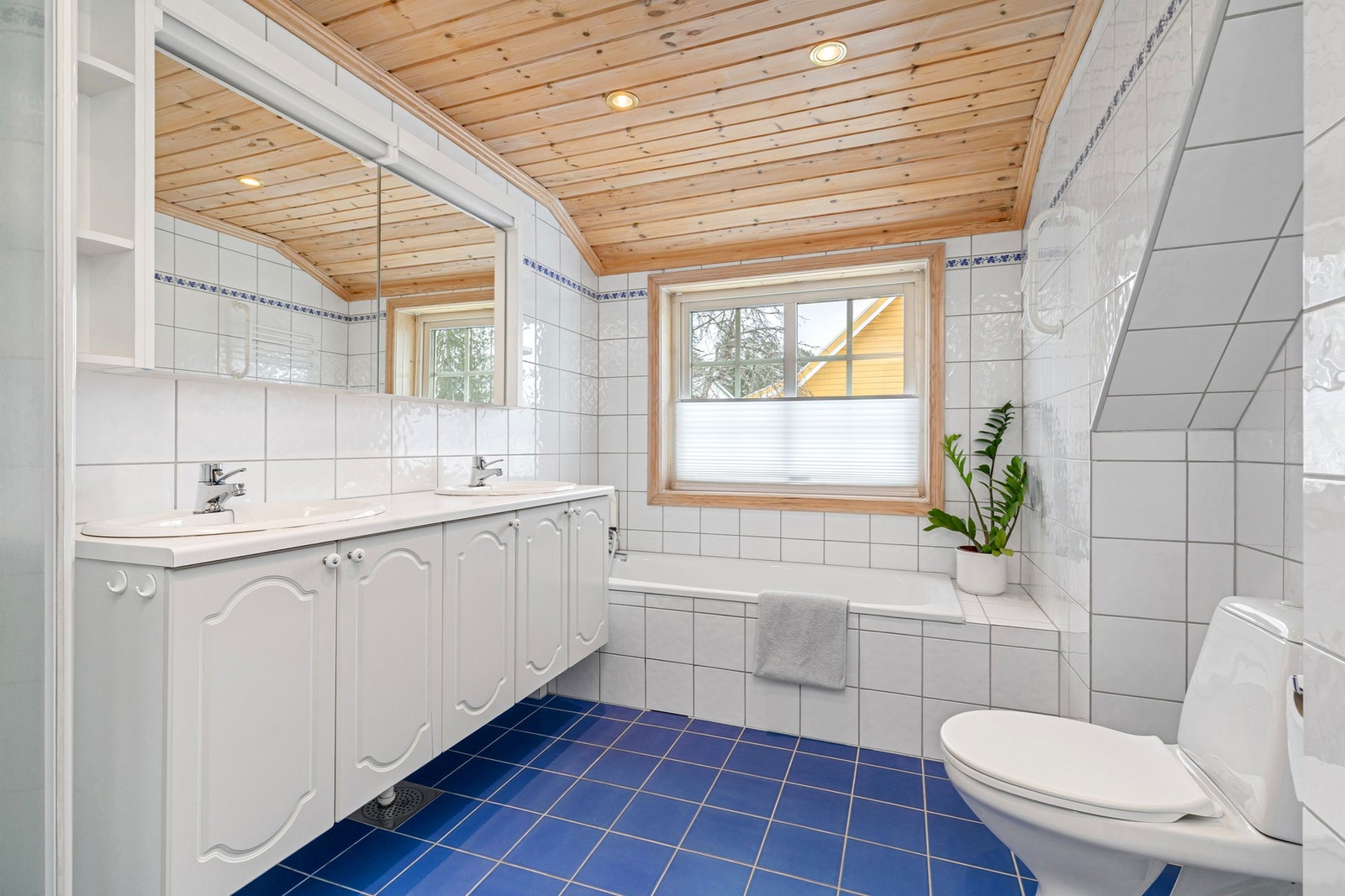 Flislagt bad med varmekabler i gulv. Galleribilde