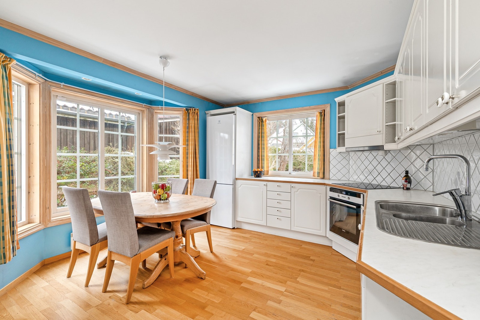 Kjøkkeninnredning fra Marbodal. Det store vinduet på kjøkkenet kan kun åpnes til lukkeposisjon (12 cm). Galleribilde