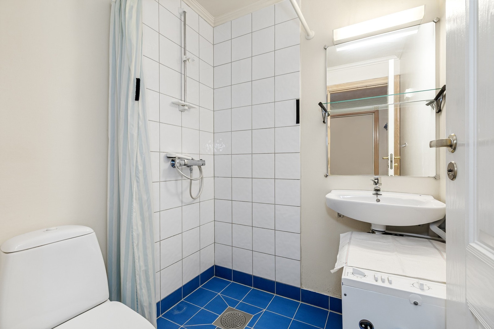 Flislagt bad med dusj. Galleribilde