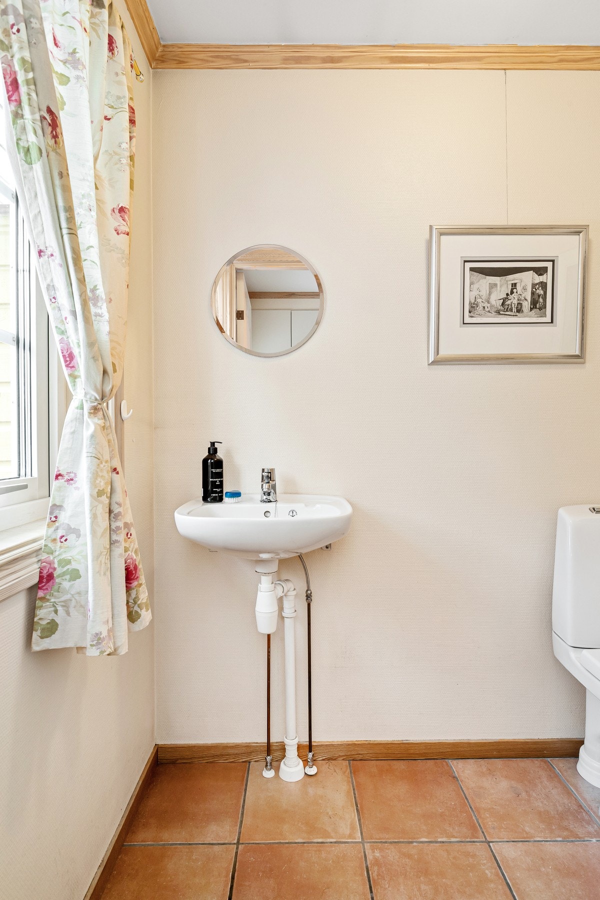 Gjestetoalett i 1.etasje med varmekabler. Galleribilde