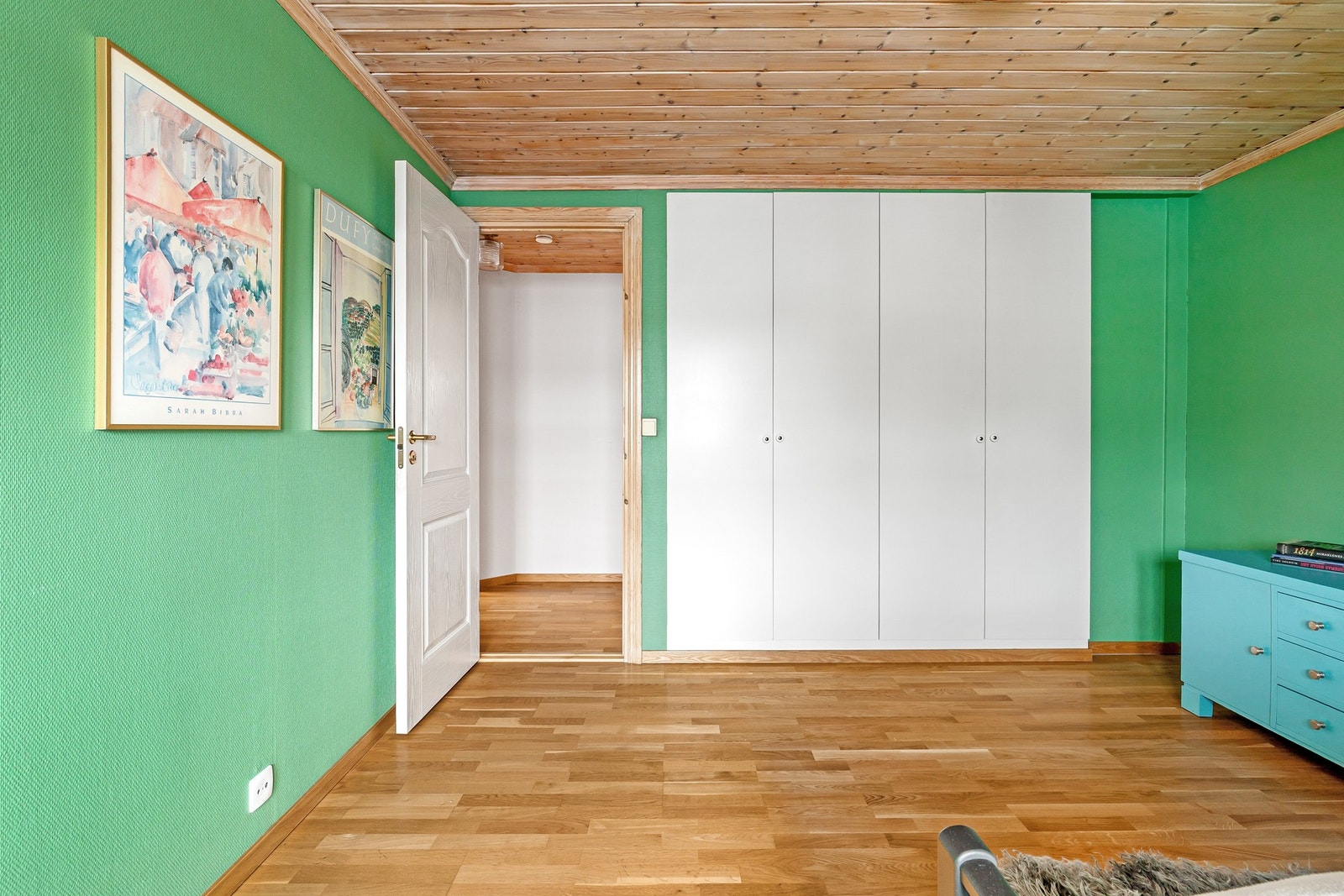 Godt med skapplass på soverom. Galleribilde