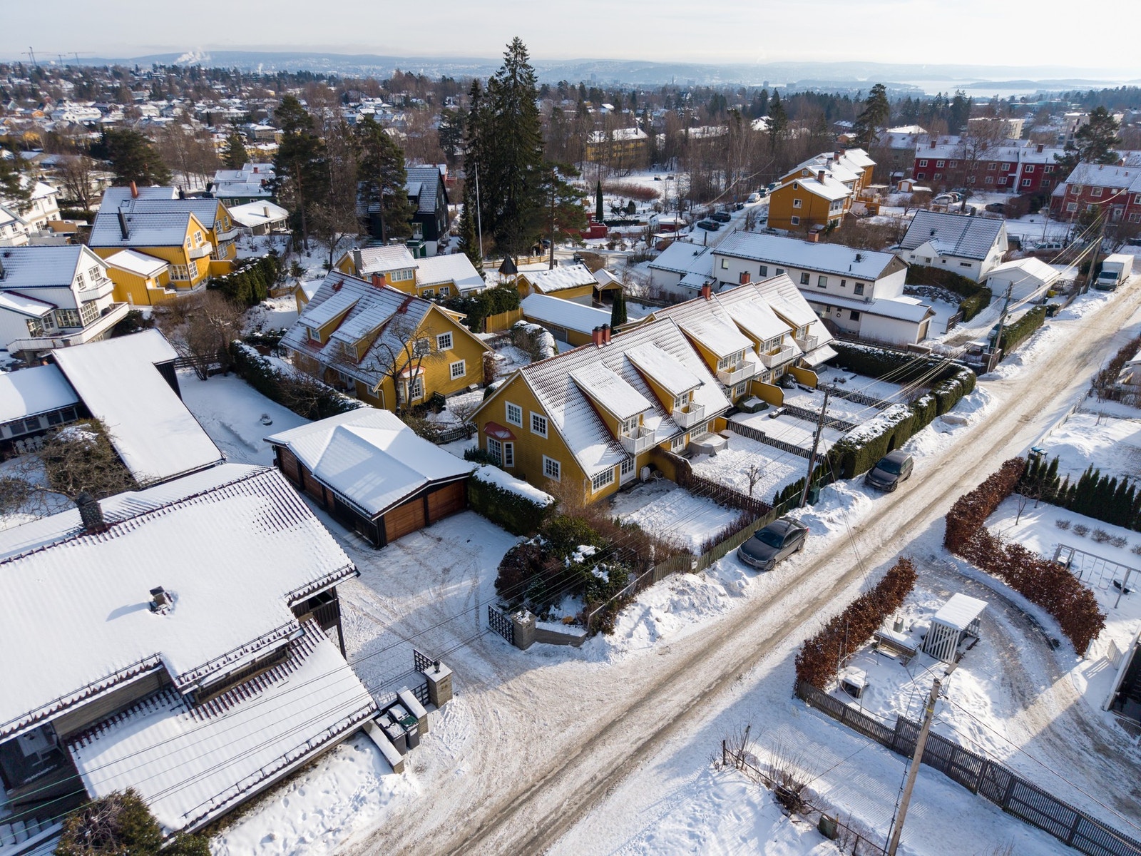 Enderekkehus med hage og garasje. Galleribilde