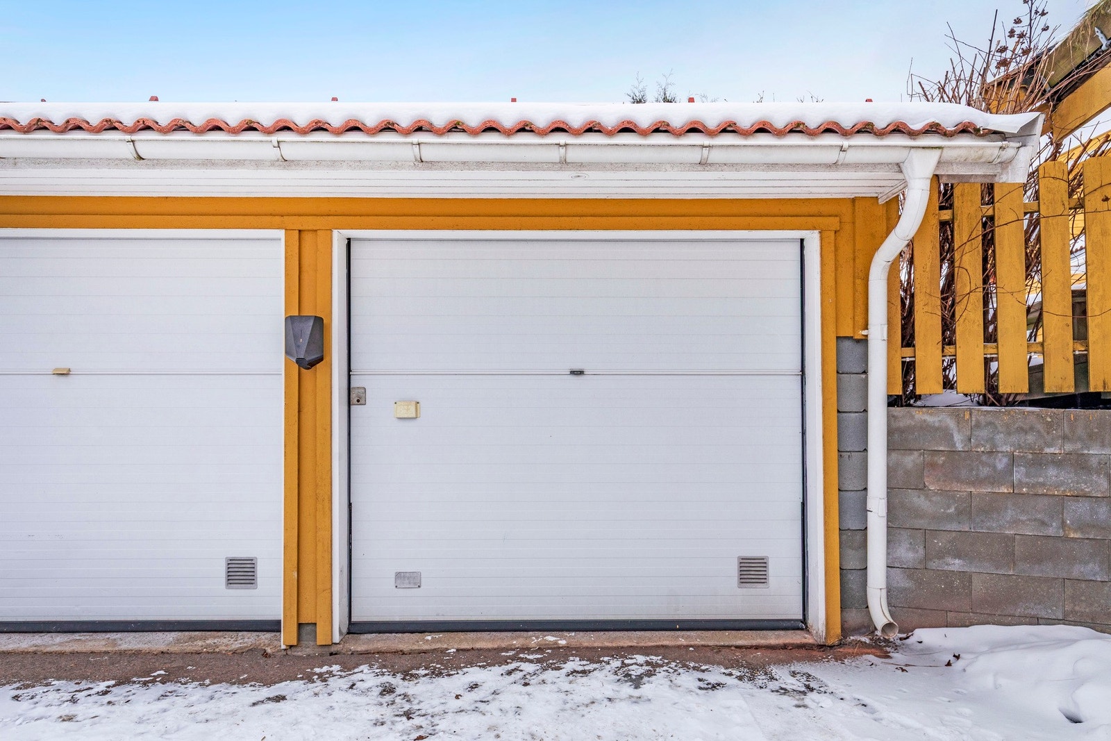 Garasje med elbillader i felles garasjerekke, samt biloppstillingsplass. Galleribilde