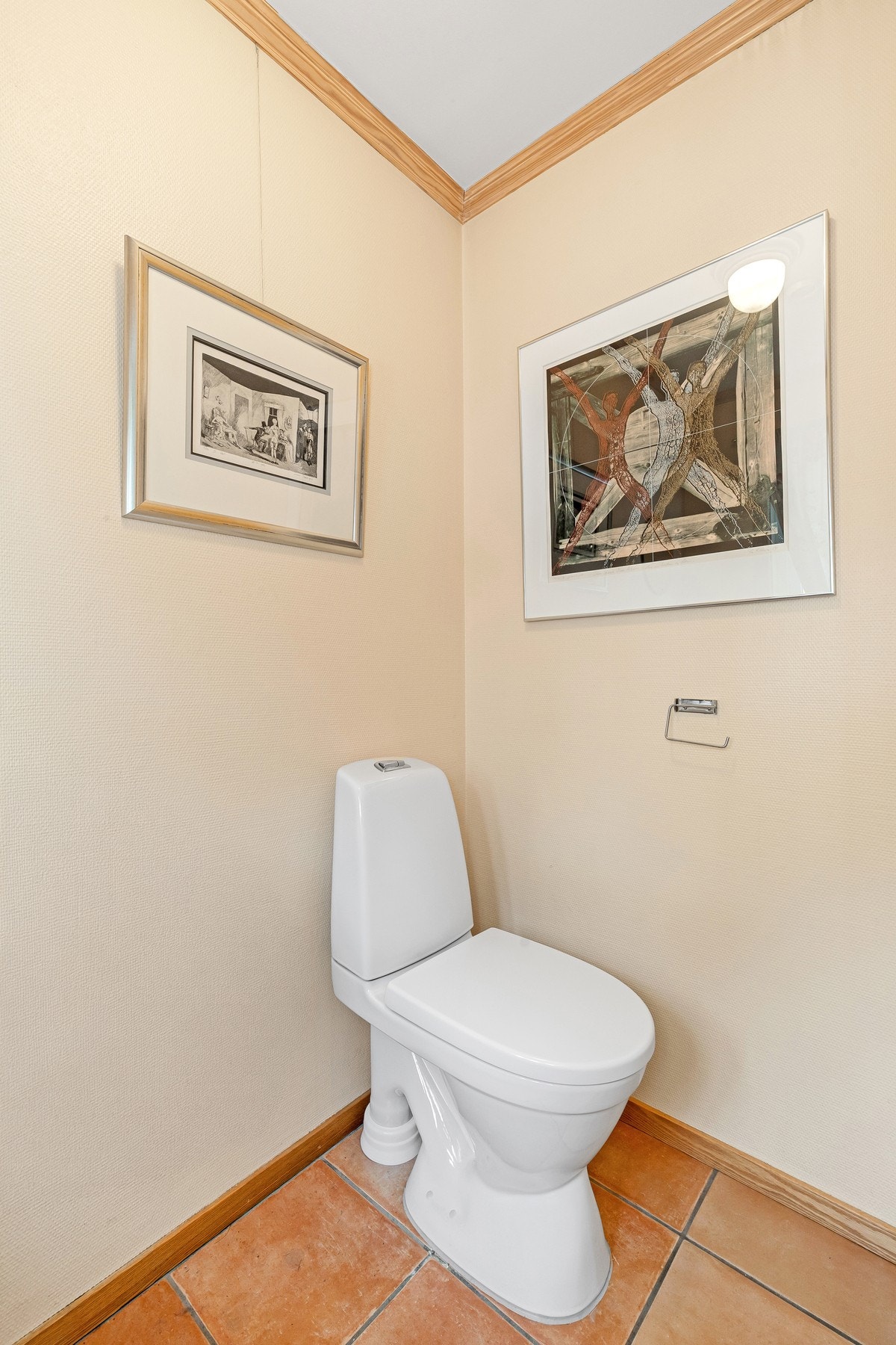 Gjestetoalett i 1.etasje med varmekabler. Galleribilde