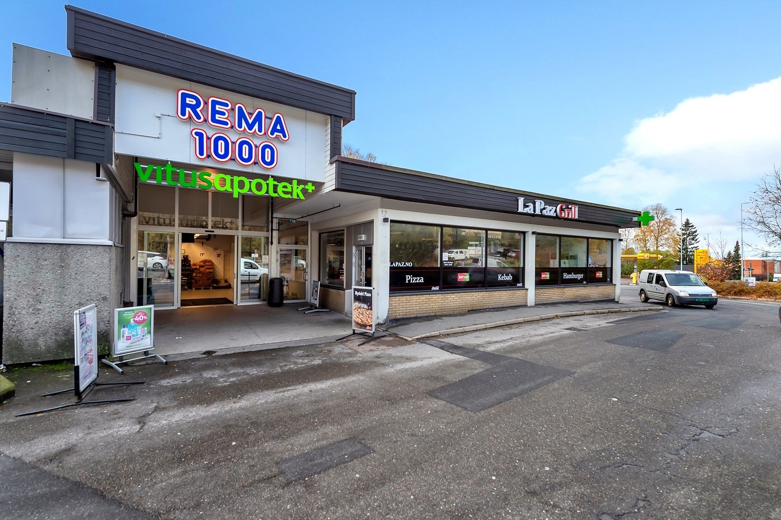Gangavstand til Rema 1000, apoteket og populære La Paz Grill. Galleribilde