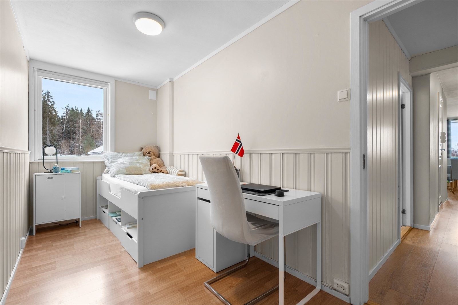 Soverom 3 med plass til både seng, kontorløsning og garderobe. Galleribilde