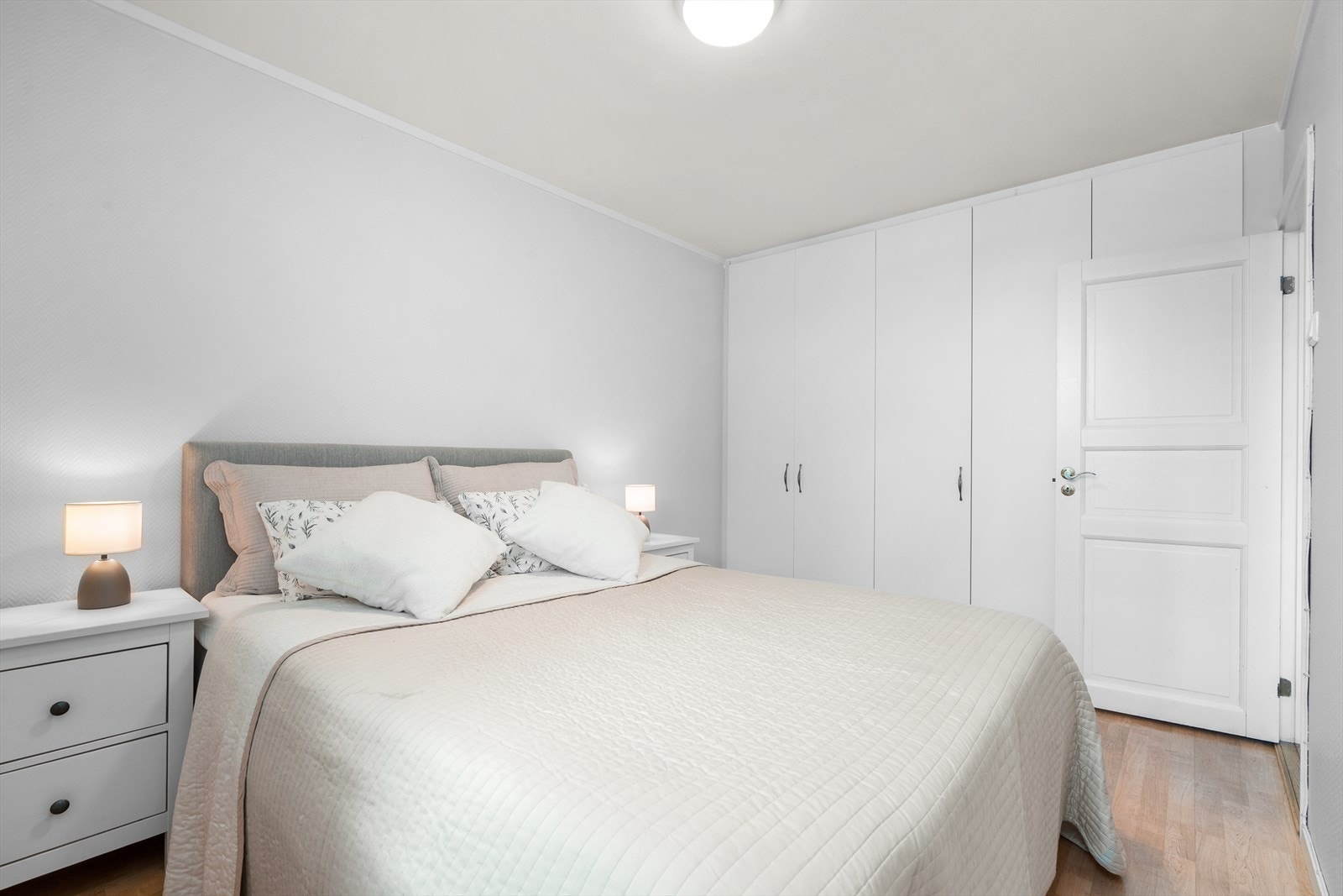 Hovedsoverom med god plass til dobbeltseng og tilhørende møblement. Stor vegg-til-vegg garderobe med gode oppbevaringsmuligheter. Galleribilde