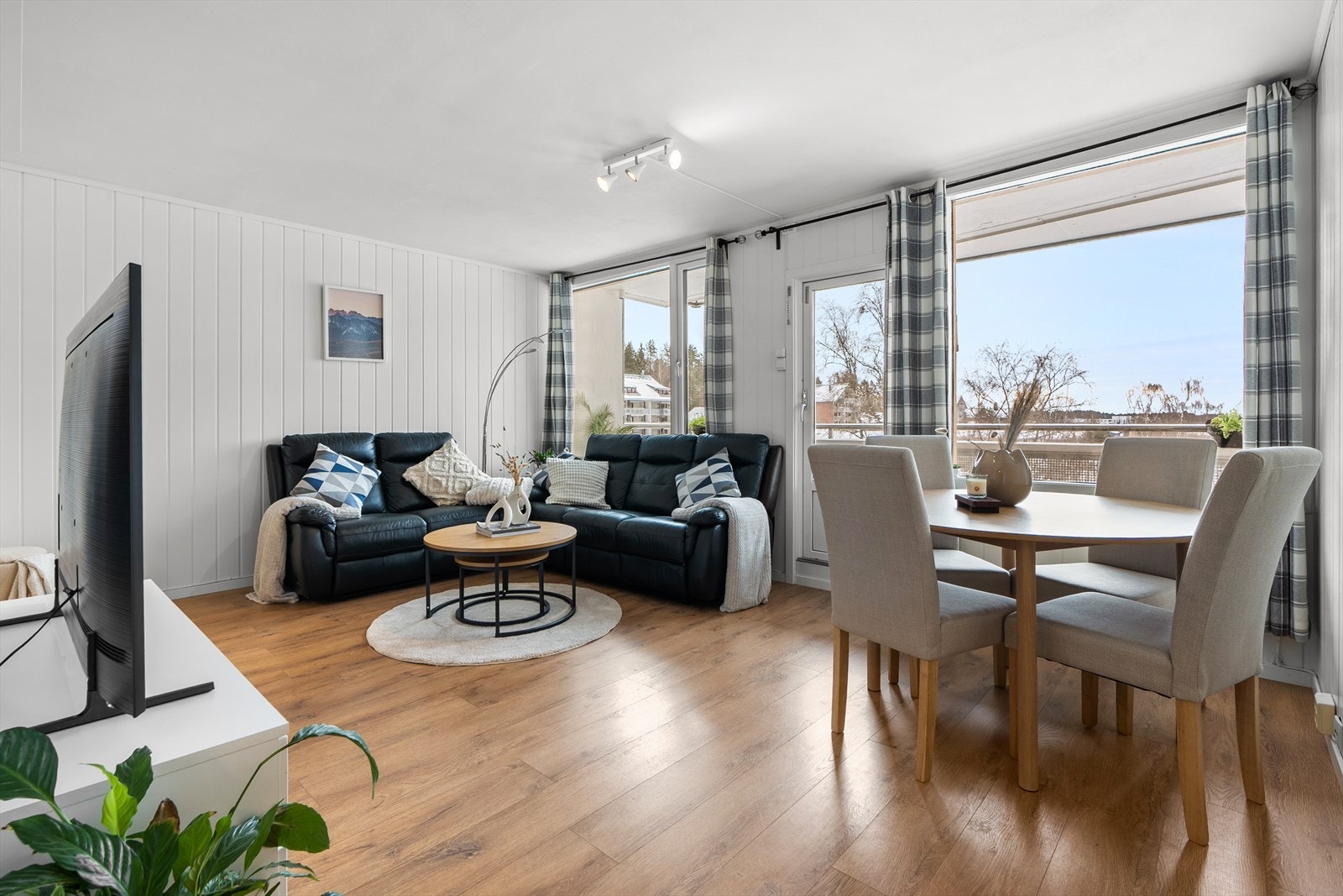 Lys og lettstelt stue med plass til både sofa- og spisegruppe. Galleribilde