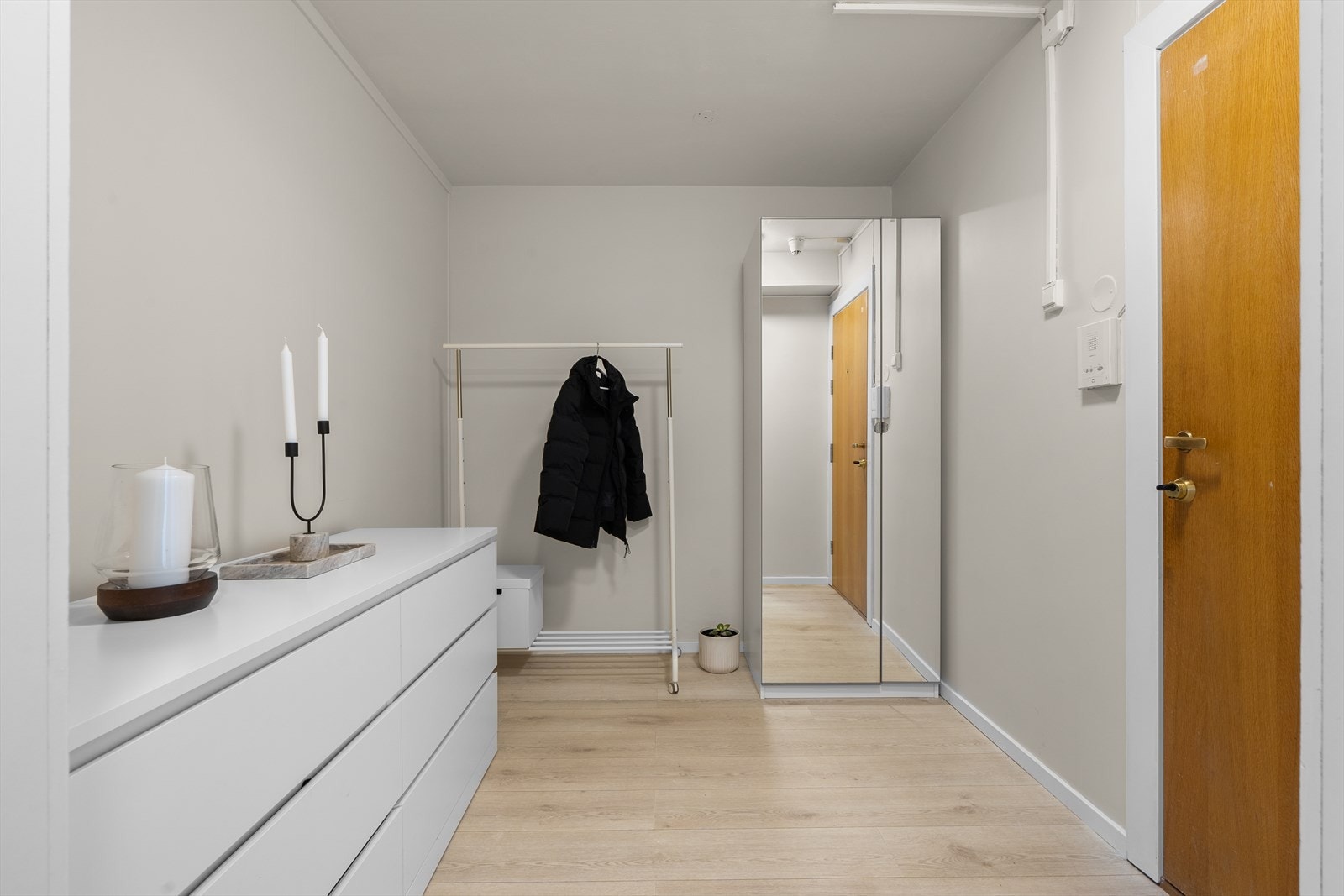 Du ønskes velkommen inn i lys og luftig entrè. Galleribilde