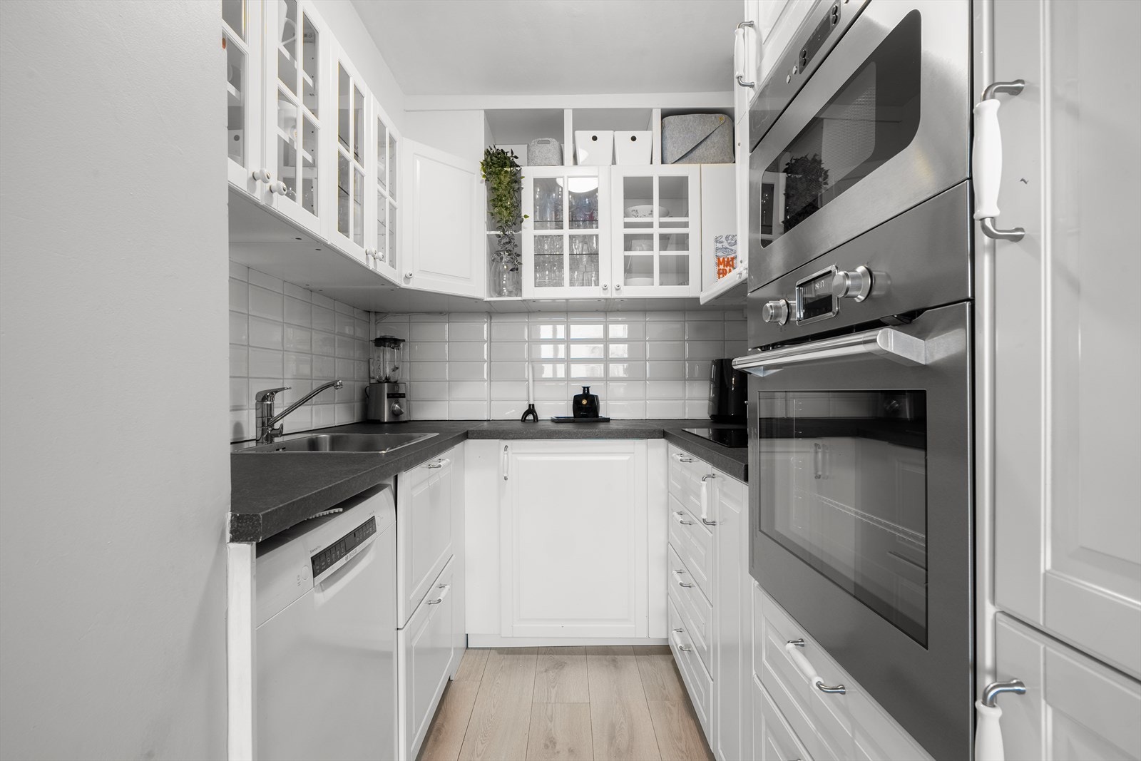 Nytt kjøkken fra 2021 med god skap-og benkeplass. Galleribilde