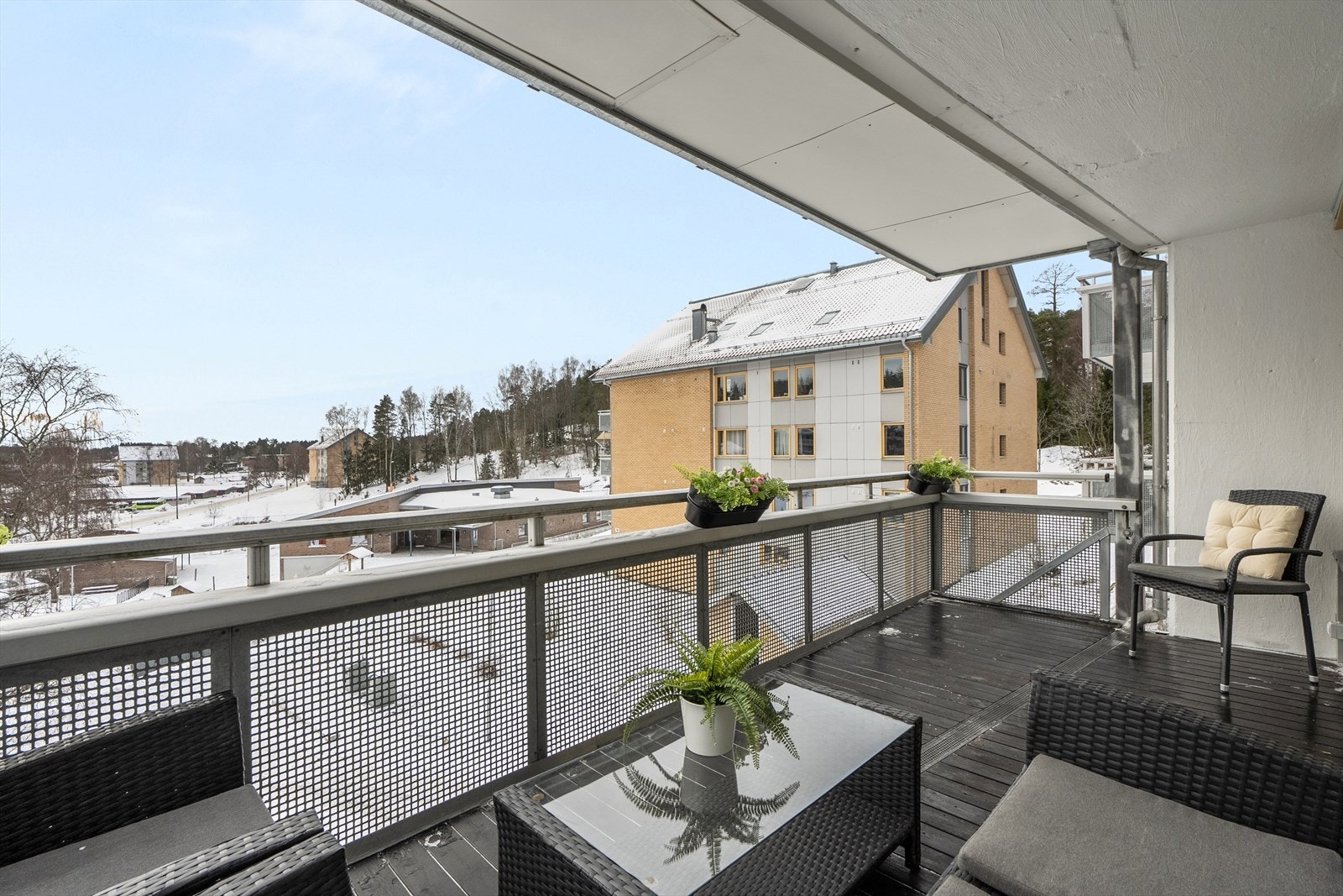 Stor og sydvendt balkong med gode solforhold. Galleribilde