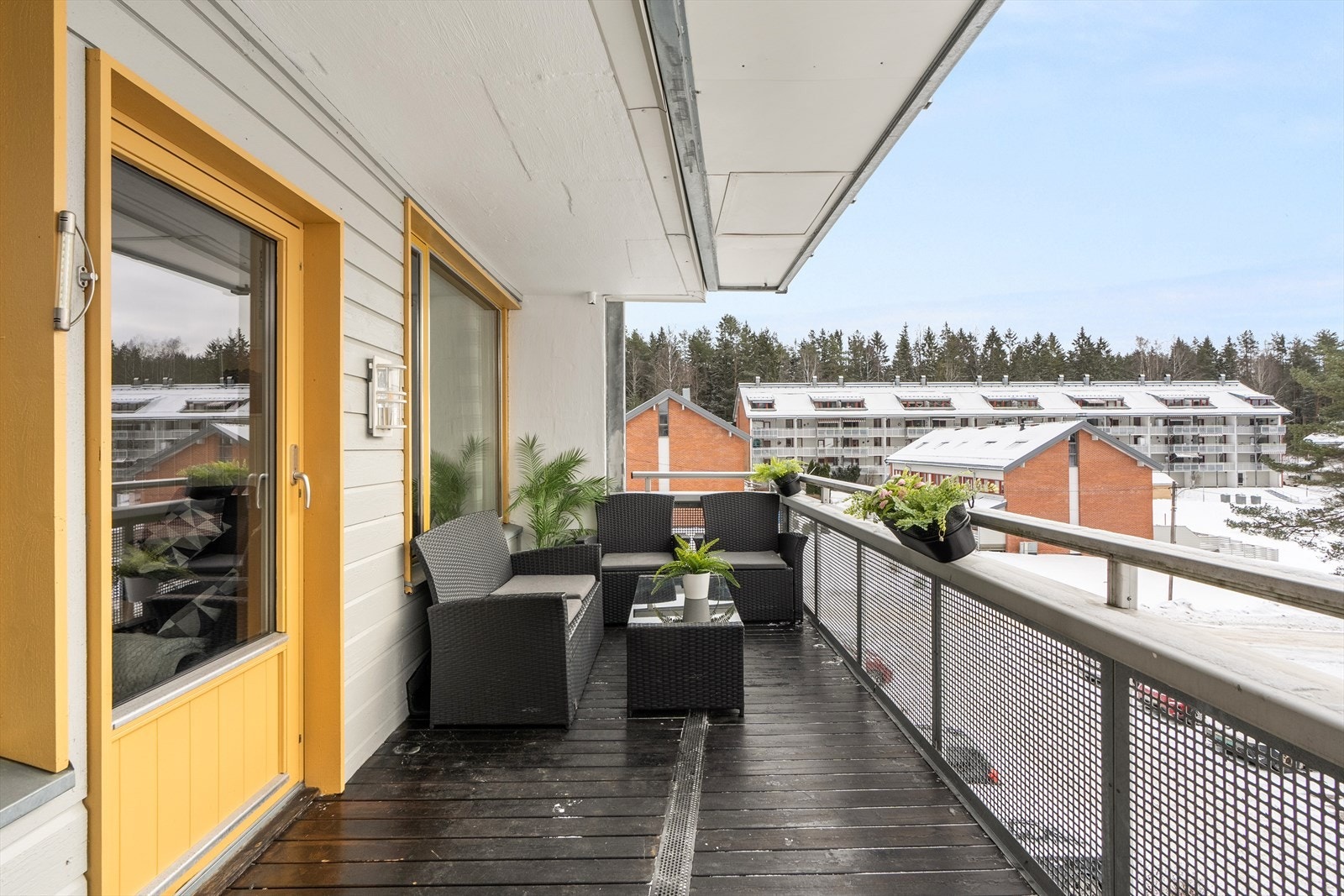 Balkongen rommer ca. 10 kvm og har god plass til utemøblement og grill. Galleribilde