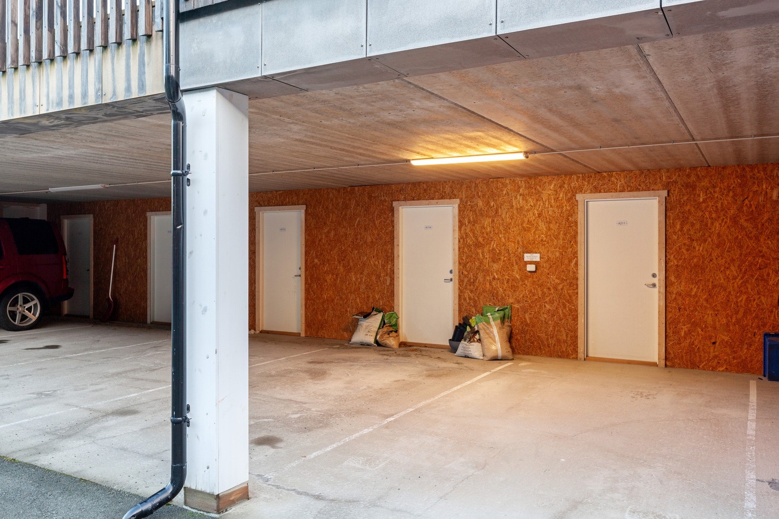 Parkeringsplass med utebod. Galleribilde