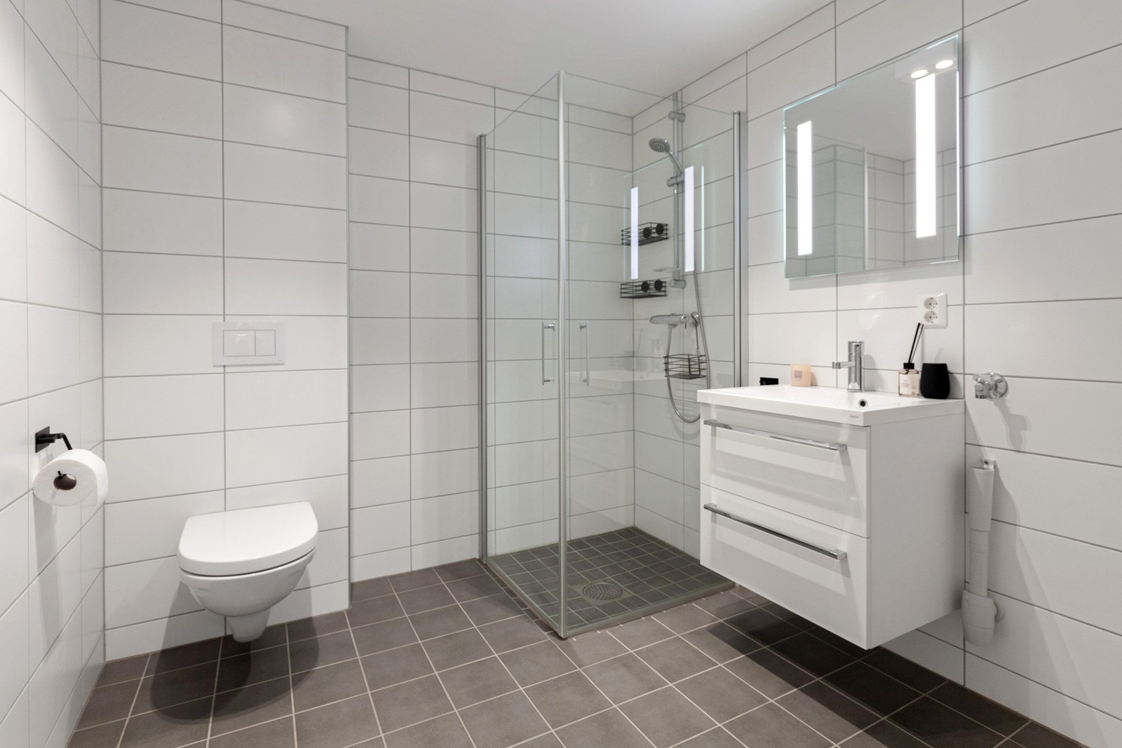 Bad på ca. 5 kvm. Varme i gulv, vegghengt toalett. Galleribilde