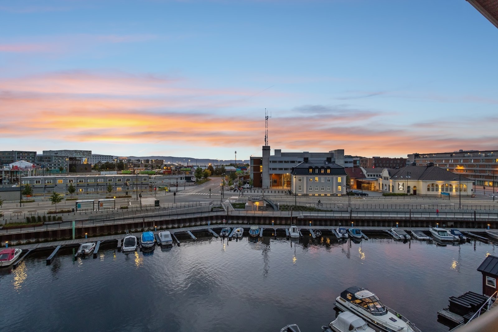 I hjertet av Trondheim er det gåavstand til "alt" man trenger, og den som søker det maritime livet, så er det muligheter for å leie båtplass. Galleribilde