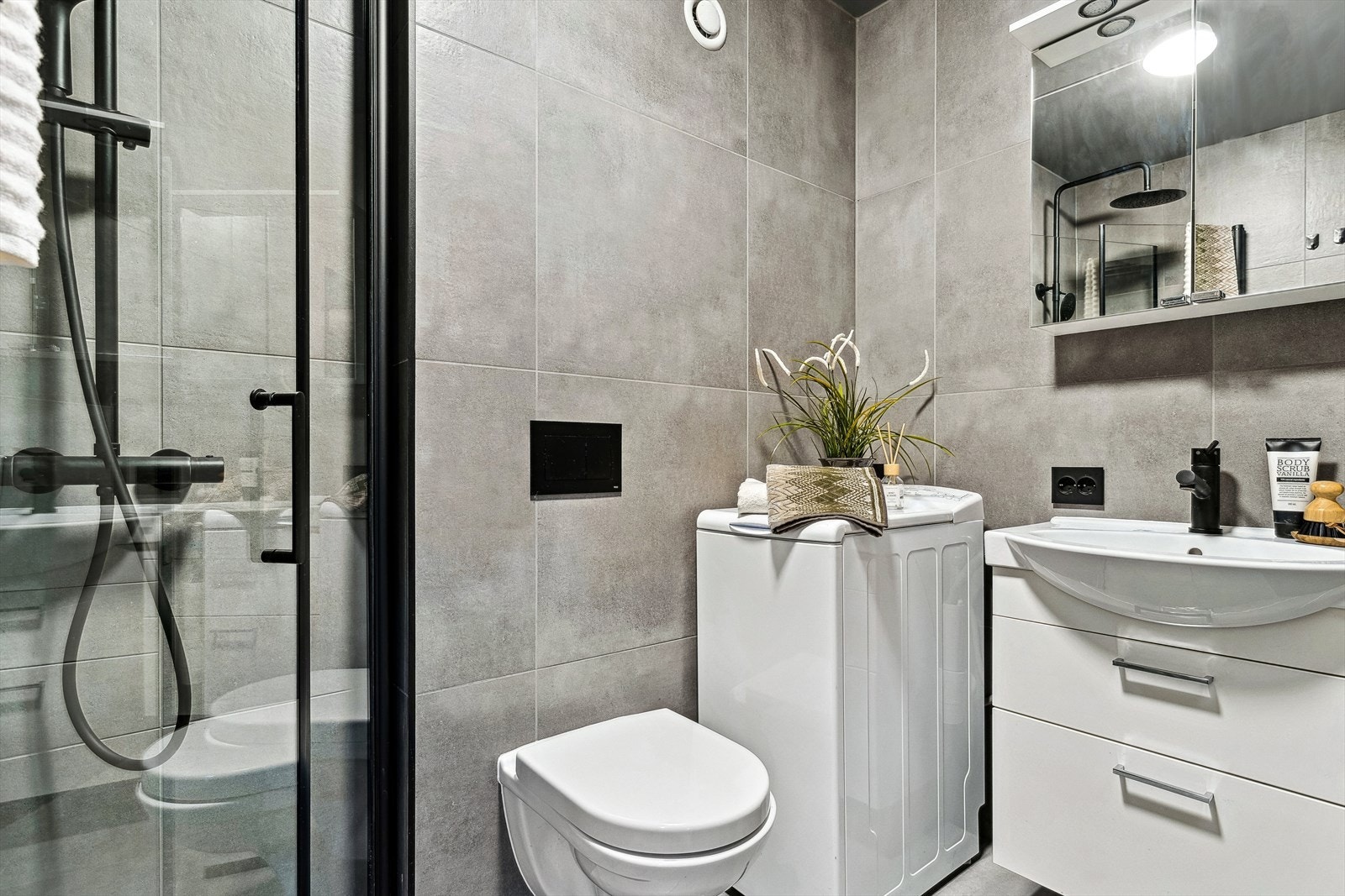 Hybelen har eget bad (2,6 m²) med toalett, dusjhjørne med waterfall, servant i baderomsinnredning og opplegg for vaskemaskin. Galleribilde