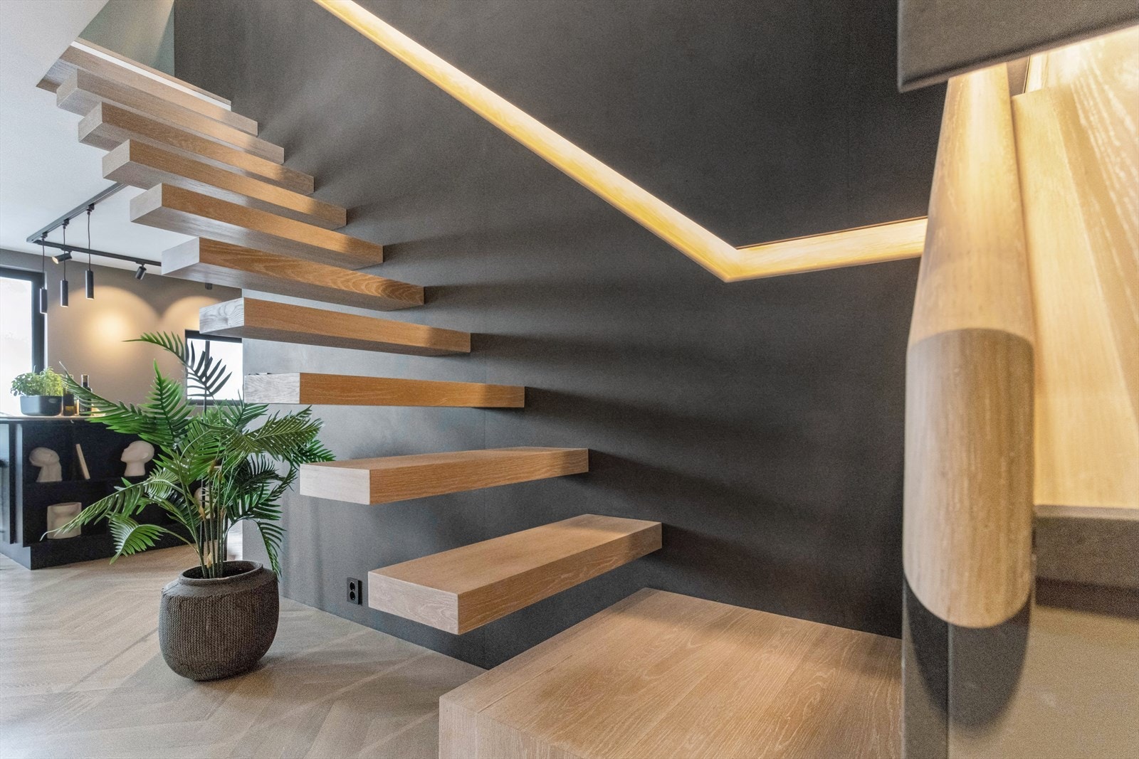 Svevende trapp i eik med innebygd håndløper med skjult LED-stripe Galleribilde