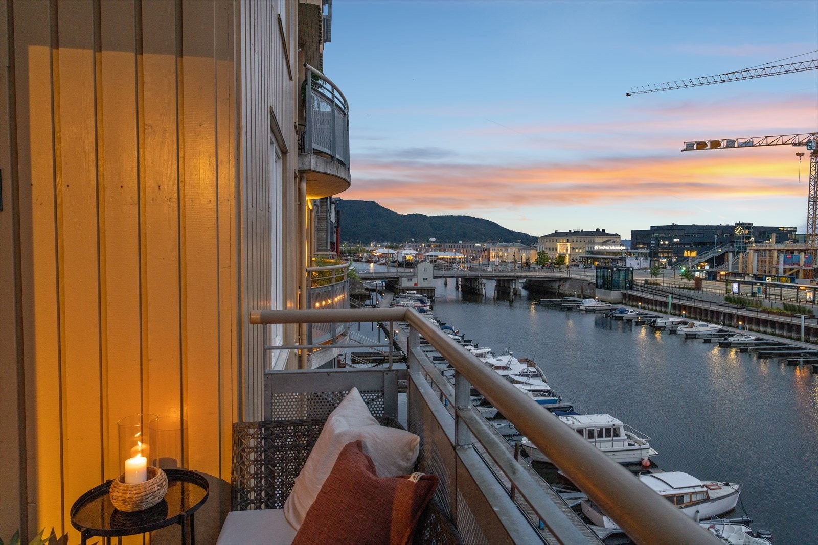 Balkong med utsikt over kanalen og mot Trondheim sentralstasjon Galleribilde