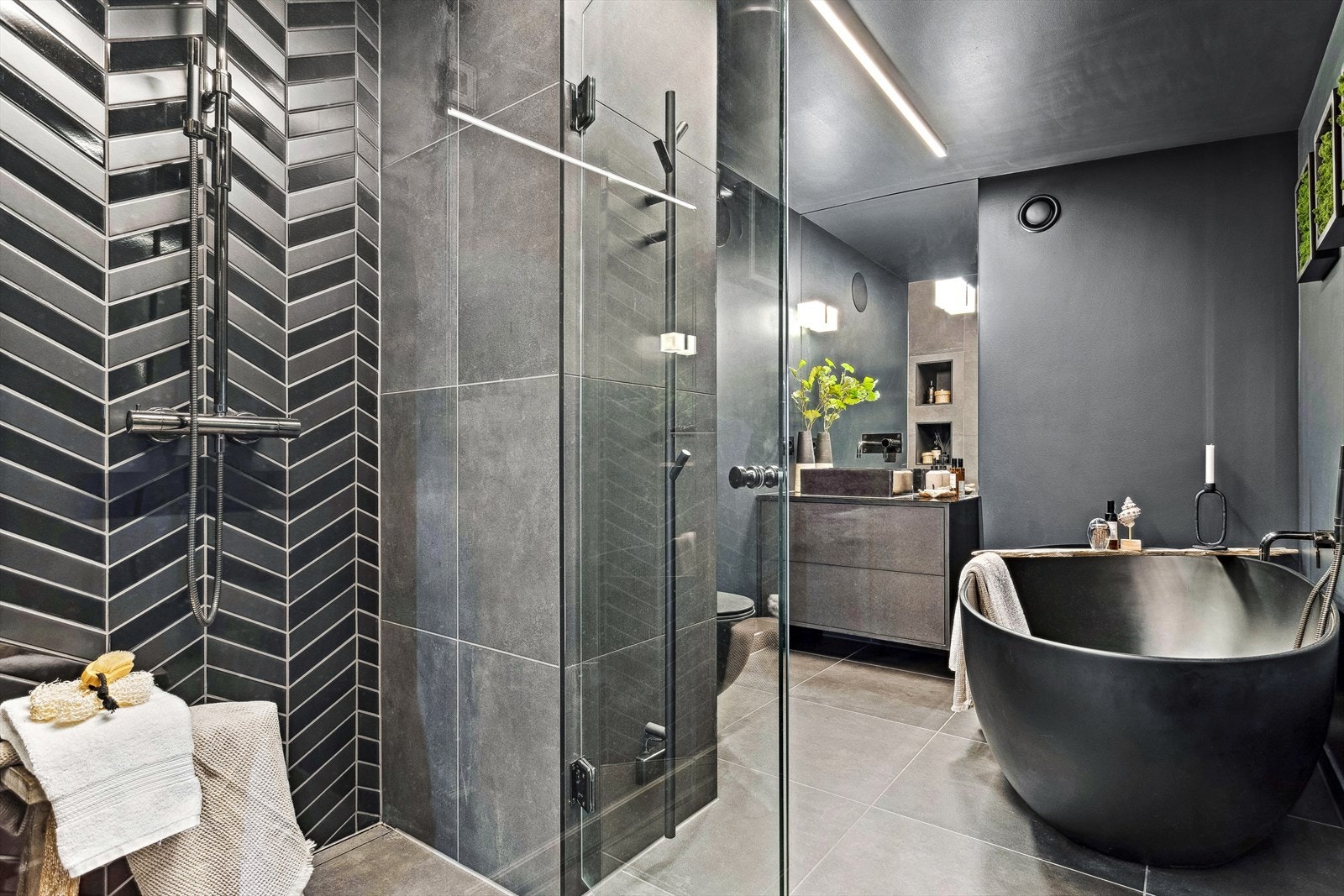 Masterbadet er ombygd med den hensikt å få utsikt fra badekaret, og man finner detaljer som dype nisjer i vegg, innebygde høyttaler og elektrisk håndkletørker. Galleribilde