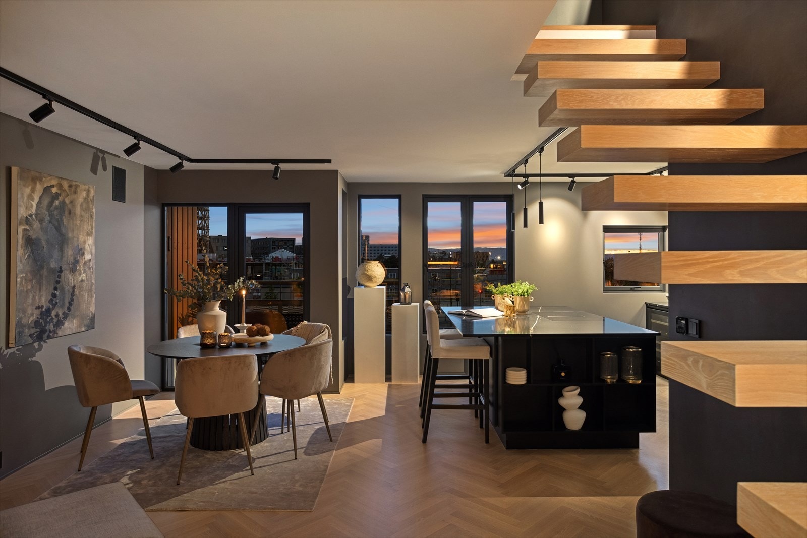 En toppleilighet i hjertet av Trondheim med high-end standard fra 2020-21 over to etasjer med høyt fokus på moderne detaljer, materialvalg, plassbygde løsninger og høy hverdagslig komfort! Galleribilde