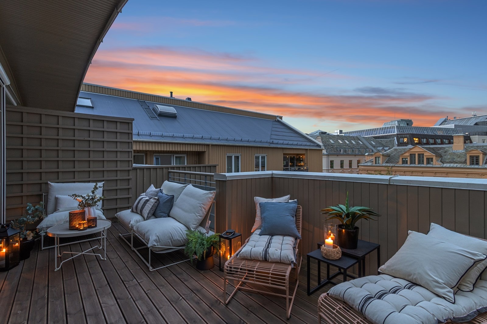 Takterrassen (ca. 19 m²) er sydvendt mot sameiets rolige atrium med sol fra morgen til kveld. Galleribilde
