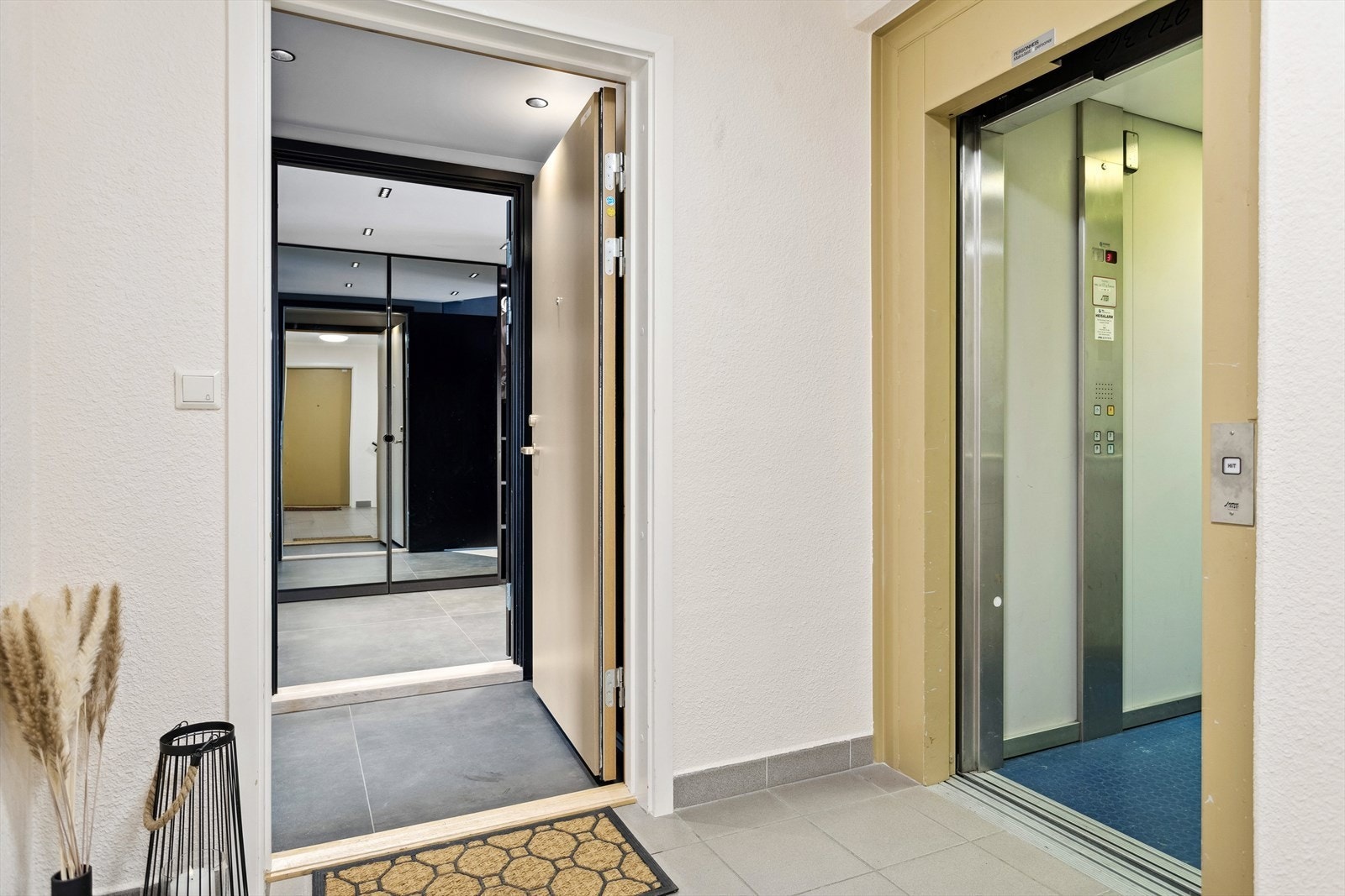 Heis i bygget, og det er en felles entré (1,9 m²) med hybel, hvor det er italienske fliser og innebygd skohylle i vegg Galleribilde