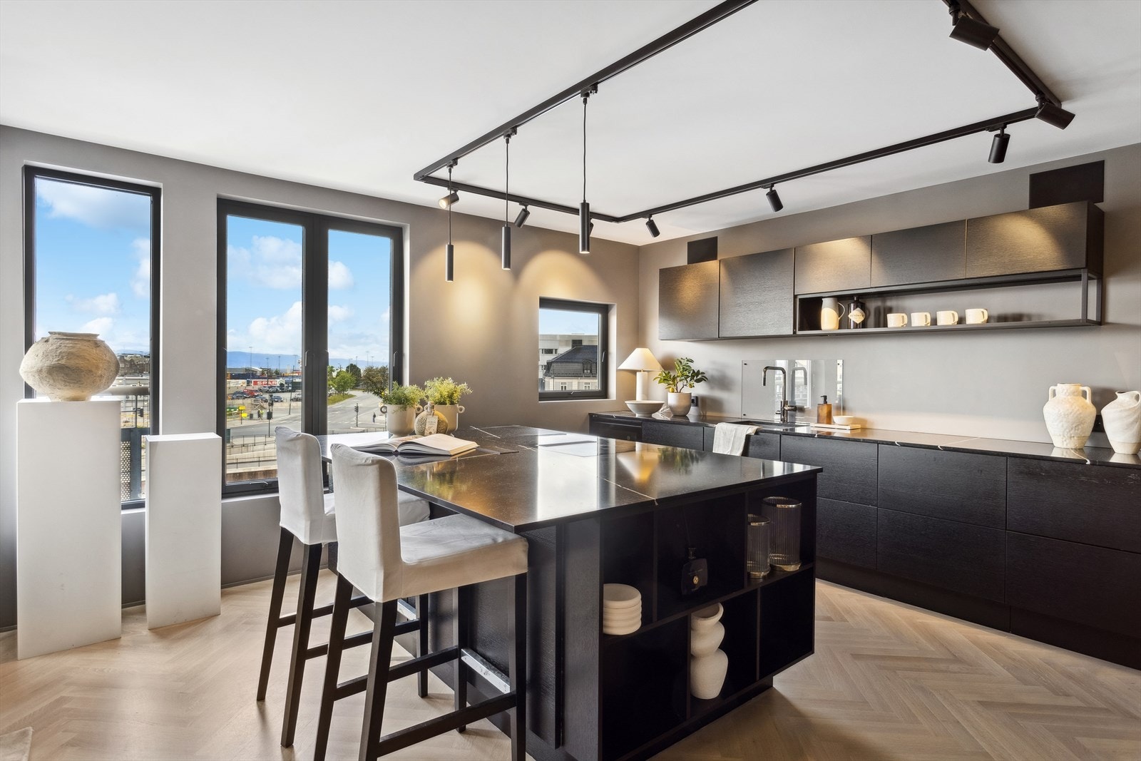 Belysningen i leiligheten er fra Stokkan Lys, hvor det er 3-fas-spottskinne over kjøkkenøya - som vil si at man kan ha 3 forskjellige lyssoner på samme skinne Galleribilde